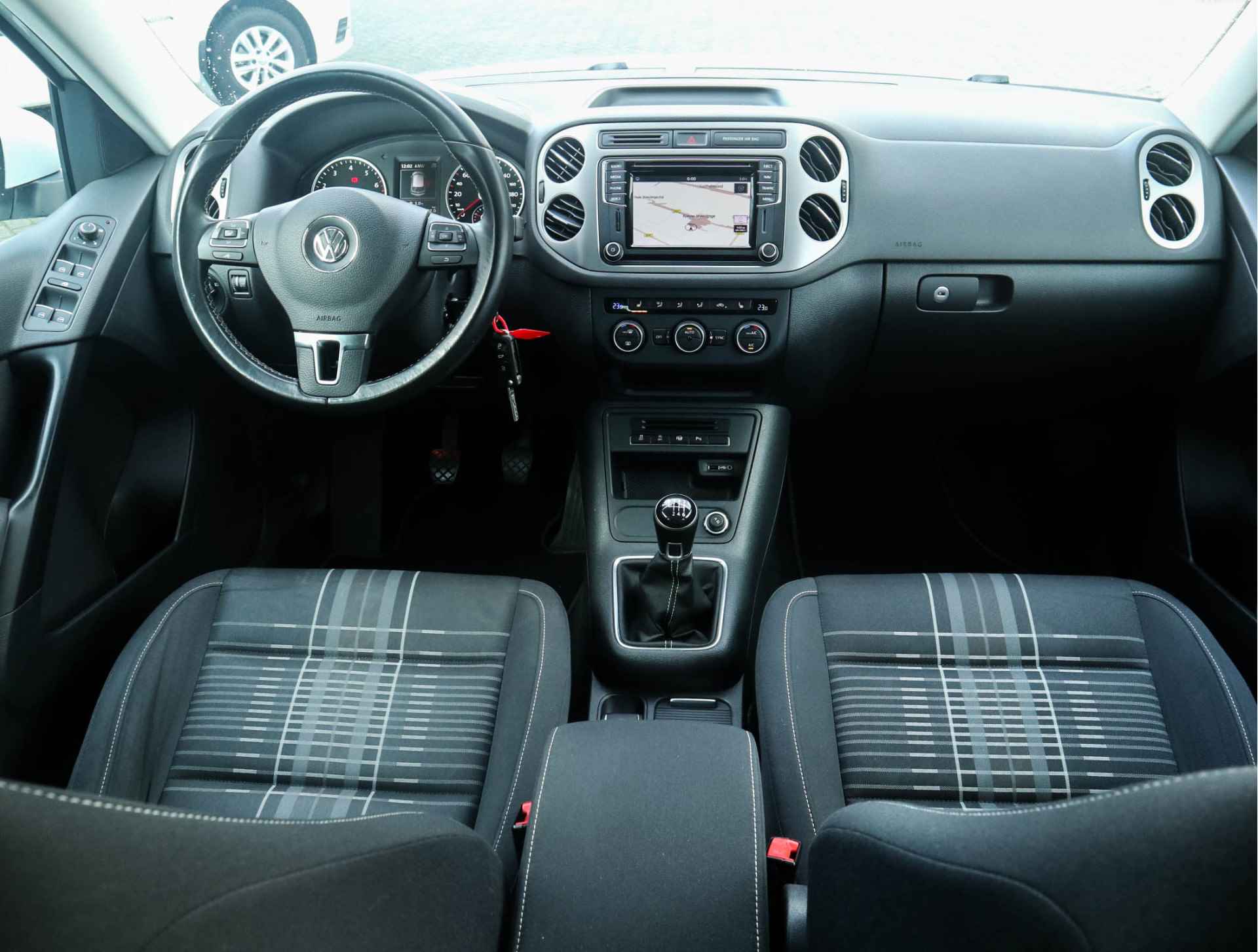 Volkswagen Tiguan 1.4 TSI R-Line Edition Navi/Xenon/Trekhaak/Carplay/Stoelverw/Clima/LED - 2/35