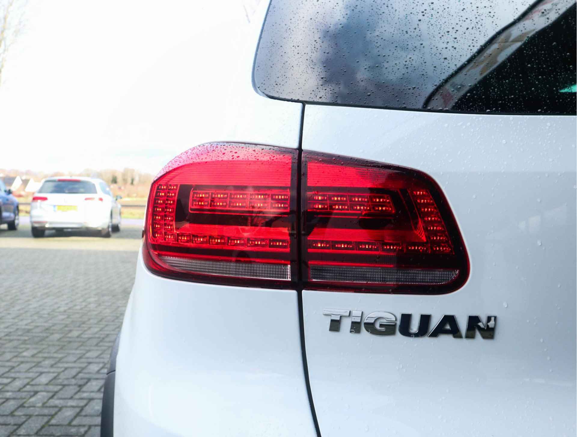 Volkswagen Tiguan 1.4 TSI R-Line Edition Navi/Xenon/Trekhaak/Carplay/Stoelverw/Clima/LED - 16/35