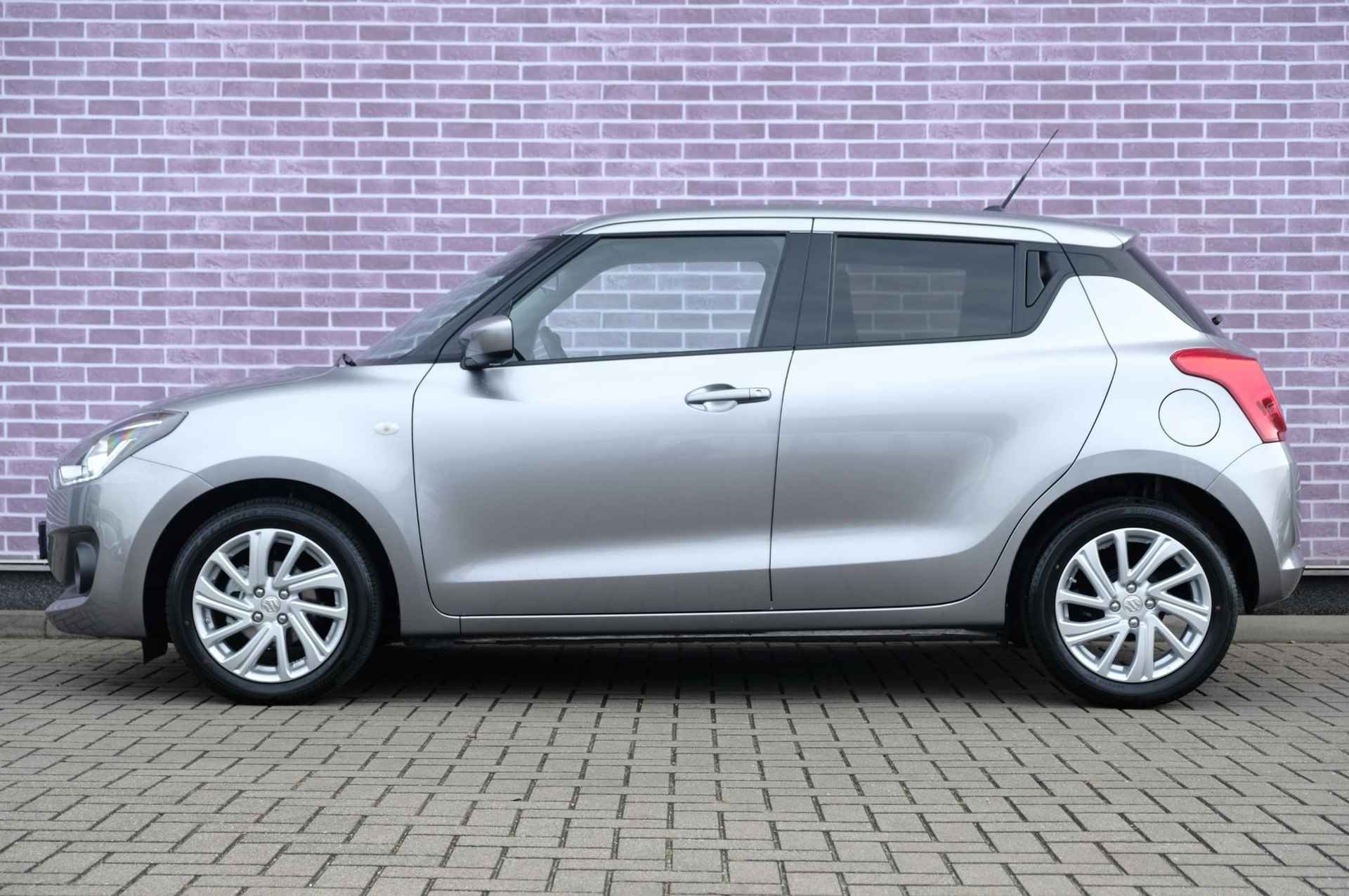 Suzuki Swift 1.2 Select Smart Hybrid | Adapt. Cruise | Lane Assist | Dealer Onderhouden | PDC | Camera | DAB | Verwarmbare Voorstoelen | - 4/36