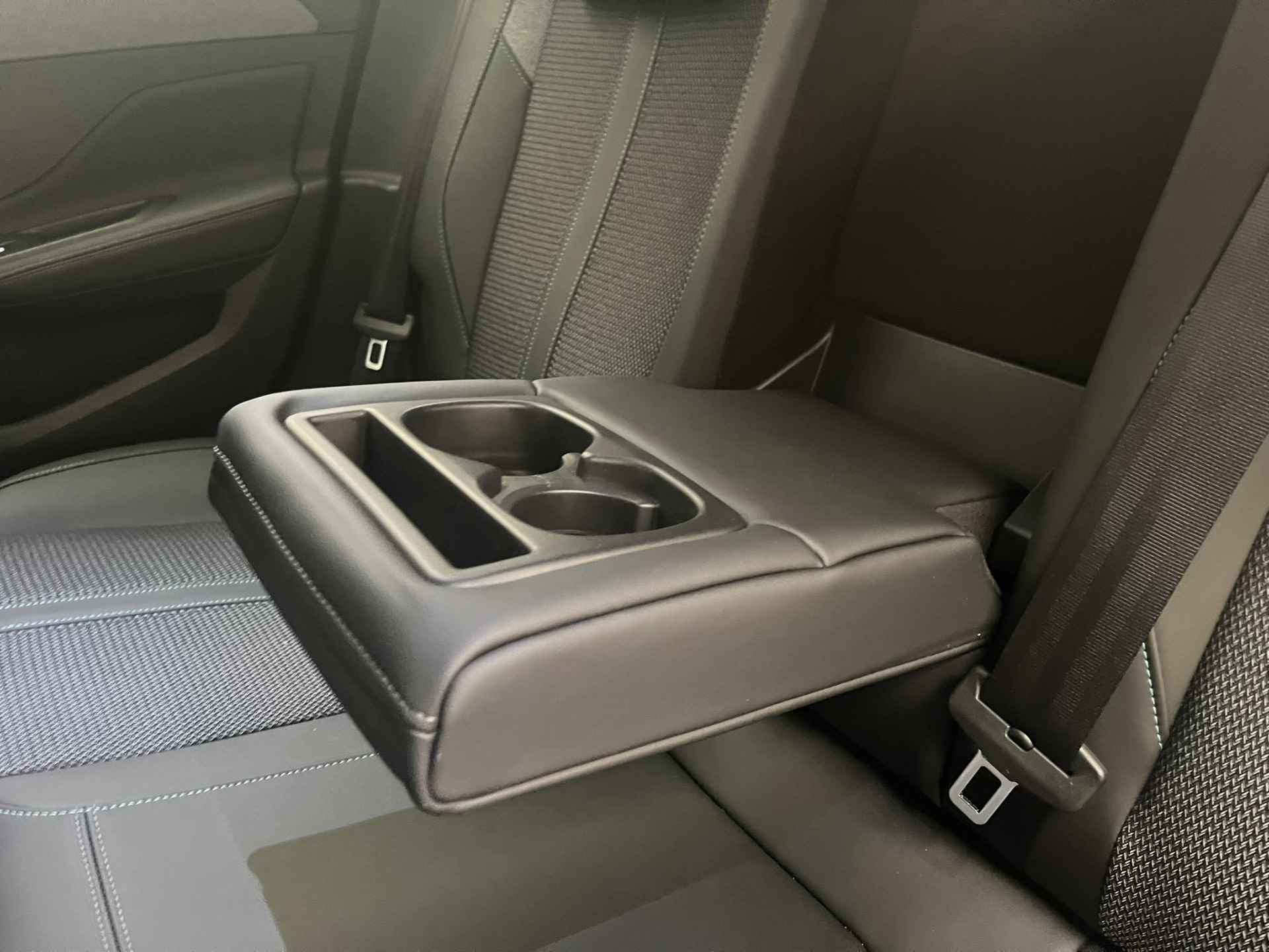 Peugeot 308 SW 1.6 HYbrid 180PK Allure Pack Business | Camera | Stoelverwarming | Parkeersensoren Rondom | 17" Lichtmetaal | Apple/Android Carplay | Leder/Stof - 15/31
