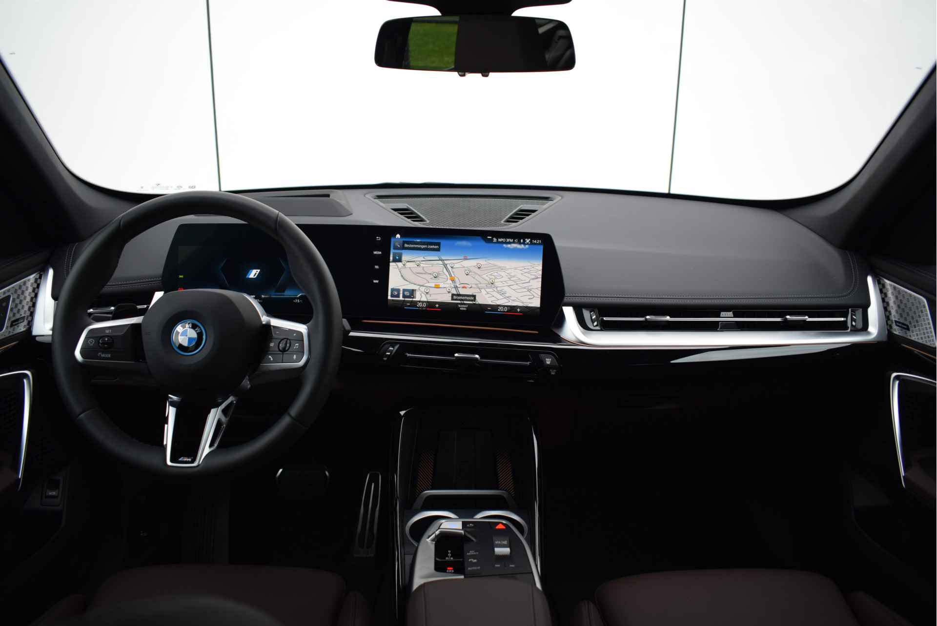 BMW iX1 xDrive30 High Executive M Sport 67 kWh / Sportstoelen / Adaptief M Onderstel / Parking Assistant Plus / Adaptieve LED / Memory Seats / Comfort Access / Harman-Kardon - 4/29