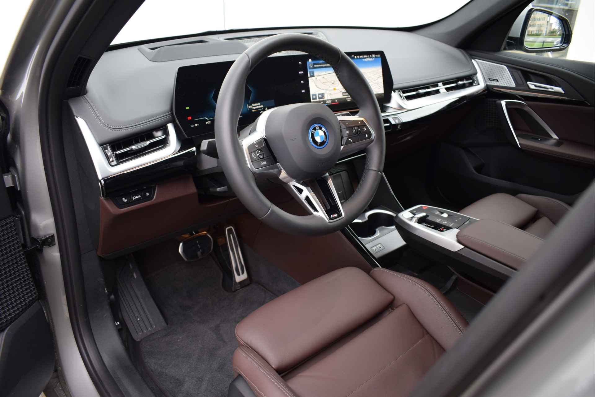 BMW iX1 xDrive30 High Executive M Sport 67 kWh / Sportstoelen / Adaptief M Onderstel / Parking Assistant Plus / Adaptieve LED / Memory Seats / Comfort Access / Harman-Kardon - 18/29