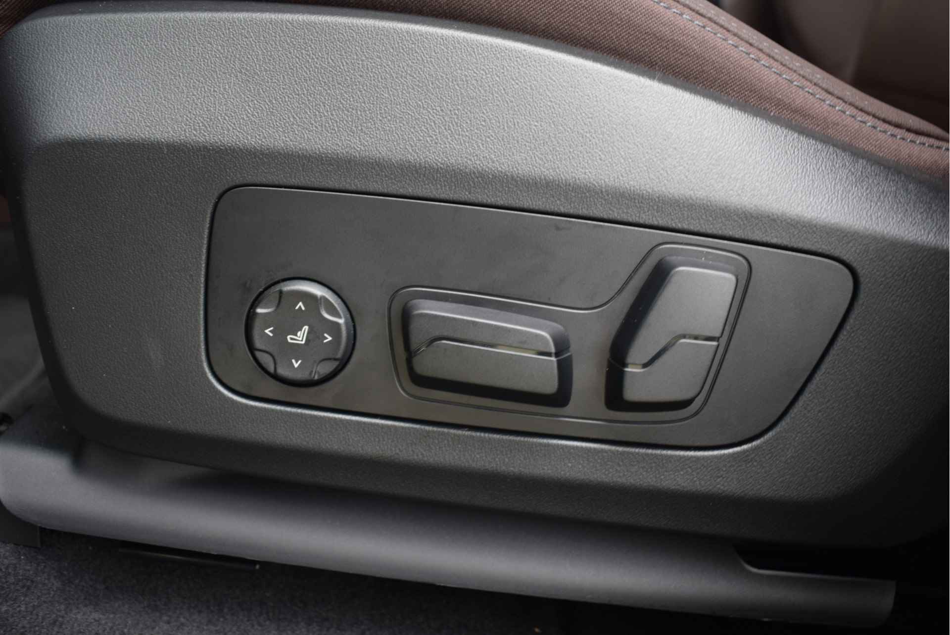 BMW iX1 xDrive30 High Executive M Sport 67 kWh / Sportstoelen / Adaptief M Onderstel / Parking Assistant Plus / Adaptieve LED / Memory Seats / Comfort Access / Harman-Kardon - 19/29