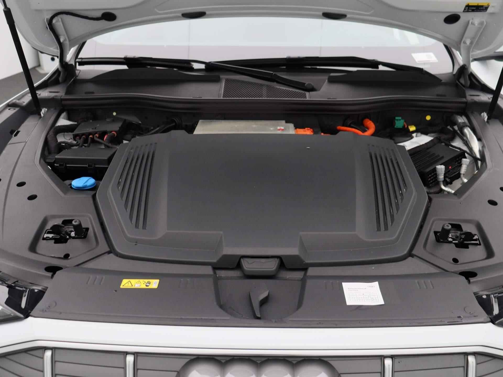 Audi e-tron e-tron 55 quattro advanced Pro Line Plus 95 kWh | Leder | LED Matrix | Bang&Olufsen | Head up display | Navigatie | Memory seats | Lichtmetalen velgen | Panoramadak |  Cruise control | 360 Camera | Parkeersensoren | Elektrische Kofferklep | - 50/53