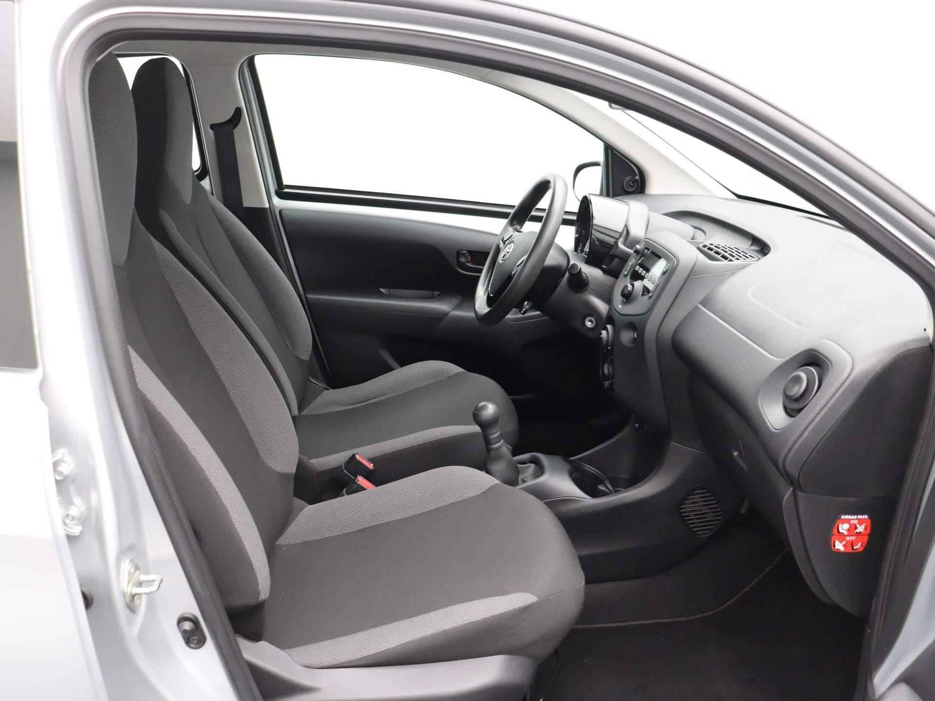 Toyota Aygo 1.0 VVT-i x-fun | Licht metalen velgen | Airco | Cruise control | Bluetooth | Elektrische ramen | - 5/35