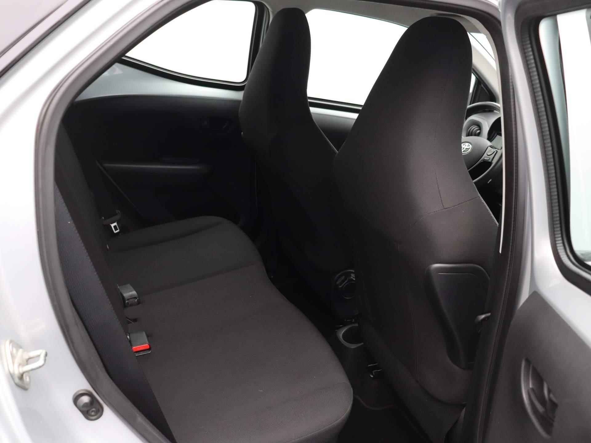 Toyota Aygo 1.0 VVT-i x-fun | Licht metalen velgen | Airco | Cruise control | Bluetooth | Elektrische ramen | - 9/35