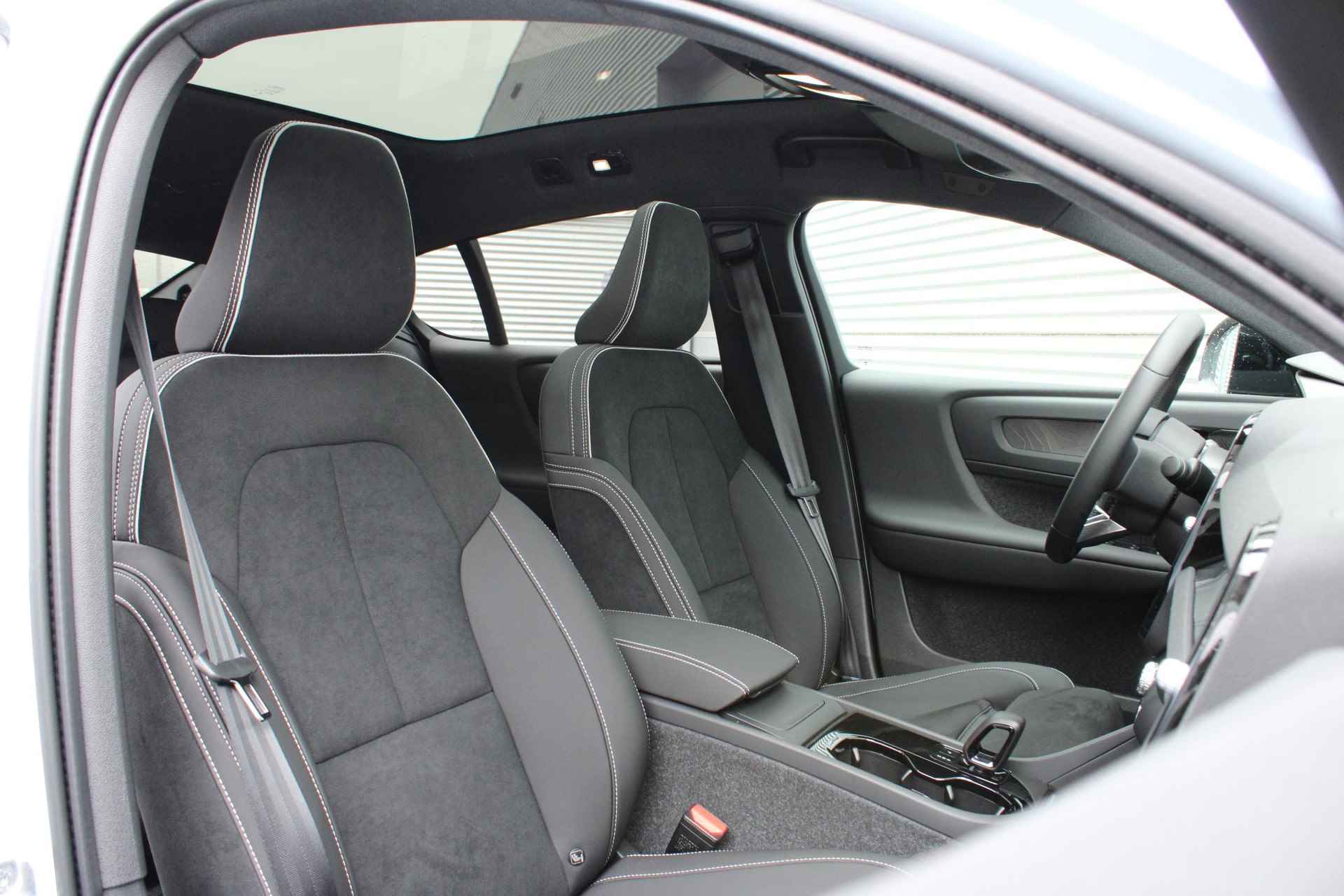 Volvo C40 Single Motor Extended Range Ultimate 82 kWh, Panoramadak, Harman/Kardon Premium Geluidssysteem, Trekhaak Semi Elektrisch, Power Seats Met Geheugen, 20" Lichtmetalen Velgen, Extra Getint Glas, Elektrisch Bedienbare Achterklep, Keyless Entry, BLIS Dodehoekdetectie, Adaptieve Cruise Control Met Stuurhulp - 4/27