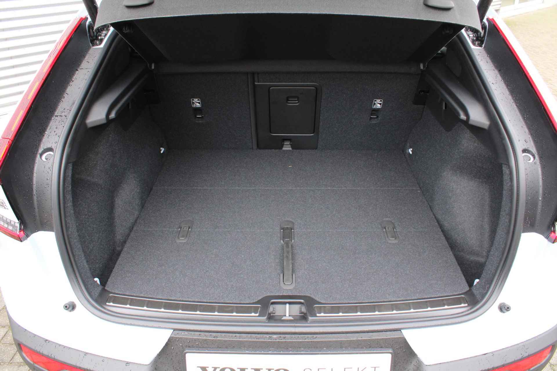 Volvo C40 Single Motor Extended Range Ultimate 82 kWh, Panoramadak, Harman/Kardon Premium Geluidssysteem, Trekhaak Semi Elektrisch, Power Seats Met Geheugen, 20" Lichtmetalen Velgen, Extra Getint Glas, Elektrisch Bedienbare Achterklep, Keyless Entry, BLIS Dodehoekdetectie, Adaptieve Cruise Control Met Stuurhulp - 23/27