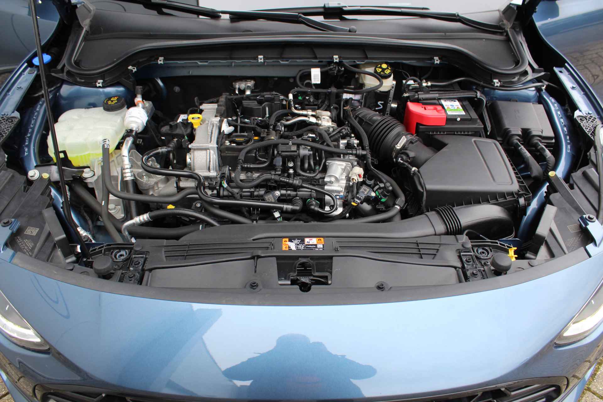 Ford Focus Hatchback 1.0-125pk EcoBoost Hybrid ST Line. Garantie t/m 02-03-2027 ! Slechts 7.100km ! Volautm. airco, metallic lak, navigatie, telefoonvoorb., B&O soundsyst., stoel-, stuur- en voorraamverwarming, side- en laneassist, camera, LM wielen, deurbescherming, LED verlic - 5/48