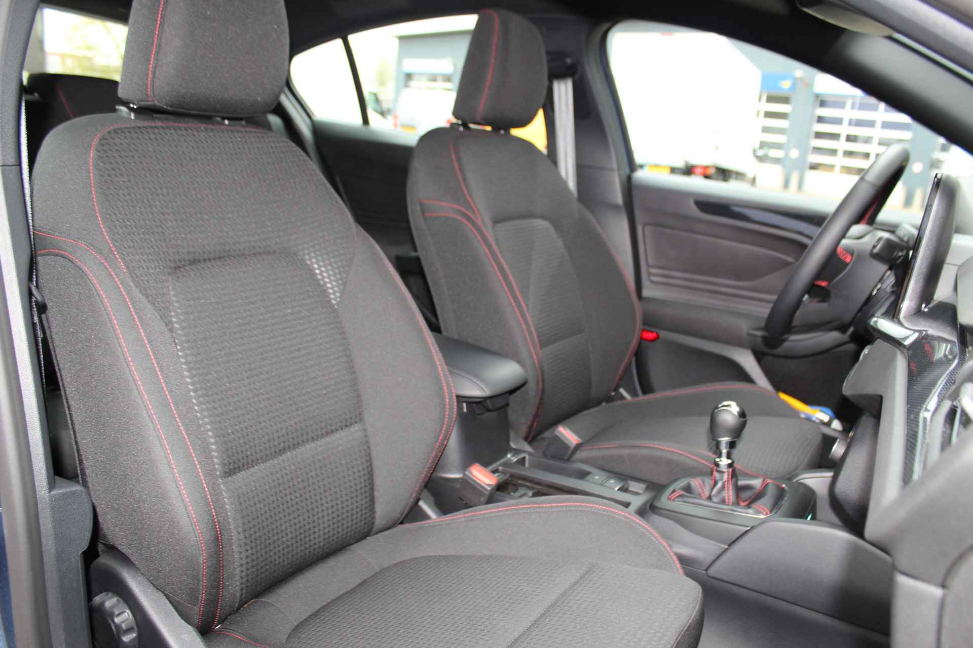 Ford Focus Hatchback 1.0-125pk EcoBoost Hybrid ST Line. Garantie t/m 02-03-2027 ! Slechts 7.100km ! Volautm. airco, metallic lak, navigatie, telefoonvoorb., B&O soundsyst., stoel-, stuur- en voorraamverwarming, side- en laneassist, camera, LM wielen, deurbescherming, LED verlic - 40/48