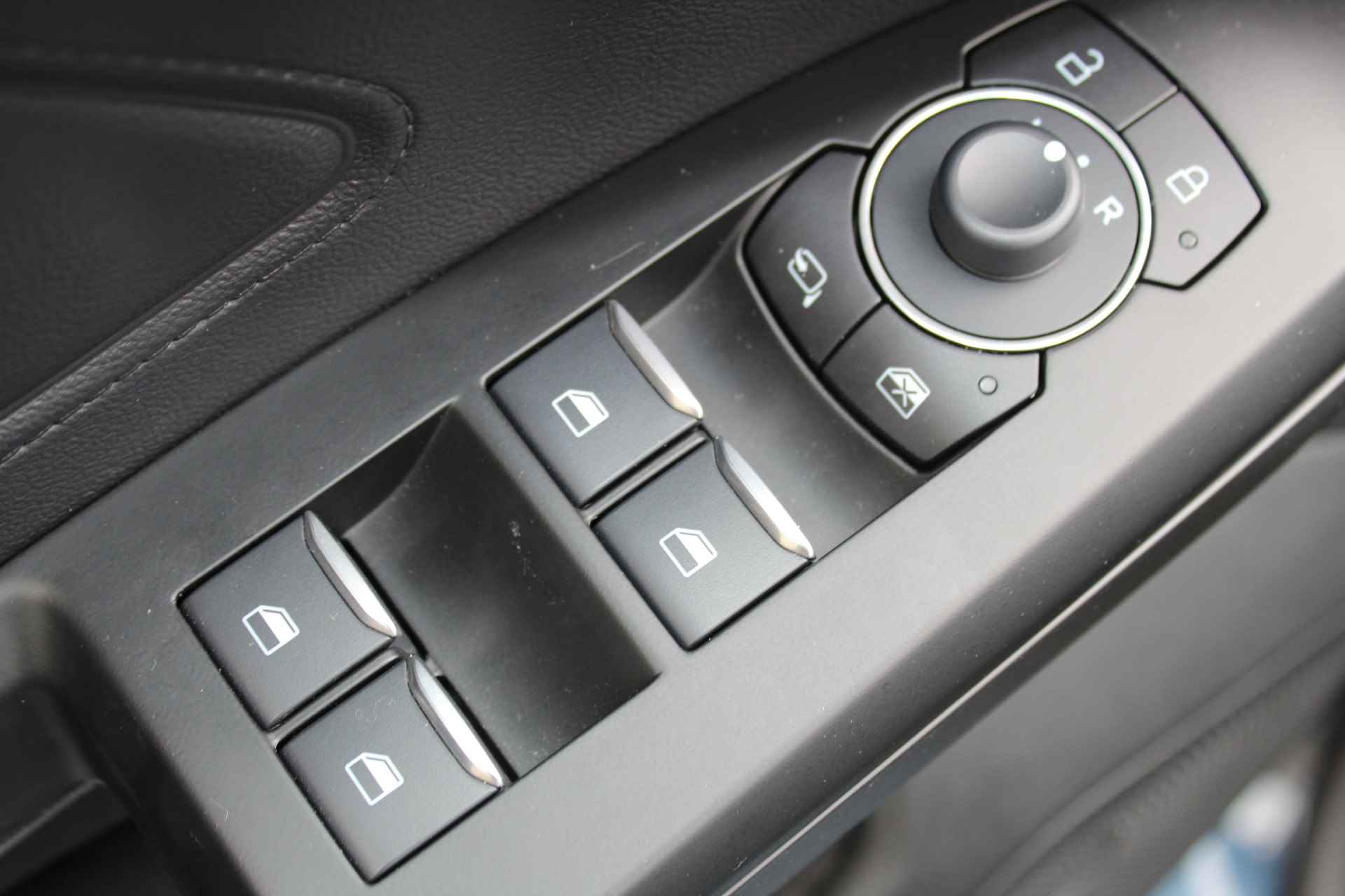 Ford Focus Hatchback 1.0-125pk EcoBoost Hybrid ST Line. Garantie t/m 02-03-2027 ! Slechts 7.100km ! Volautm. airco, metallic lak, navigatie, telefoonvoorb., B&O soundsyst., stoel-, stuur- en voorraamverwarming, side- en laneassist, camera, LM wielen, deurbescherming, LED verlic - 12/48