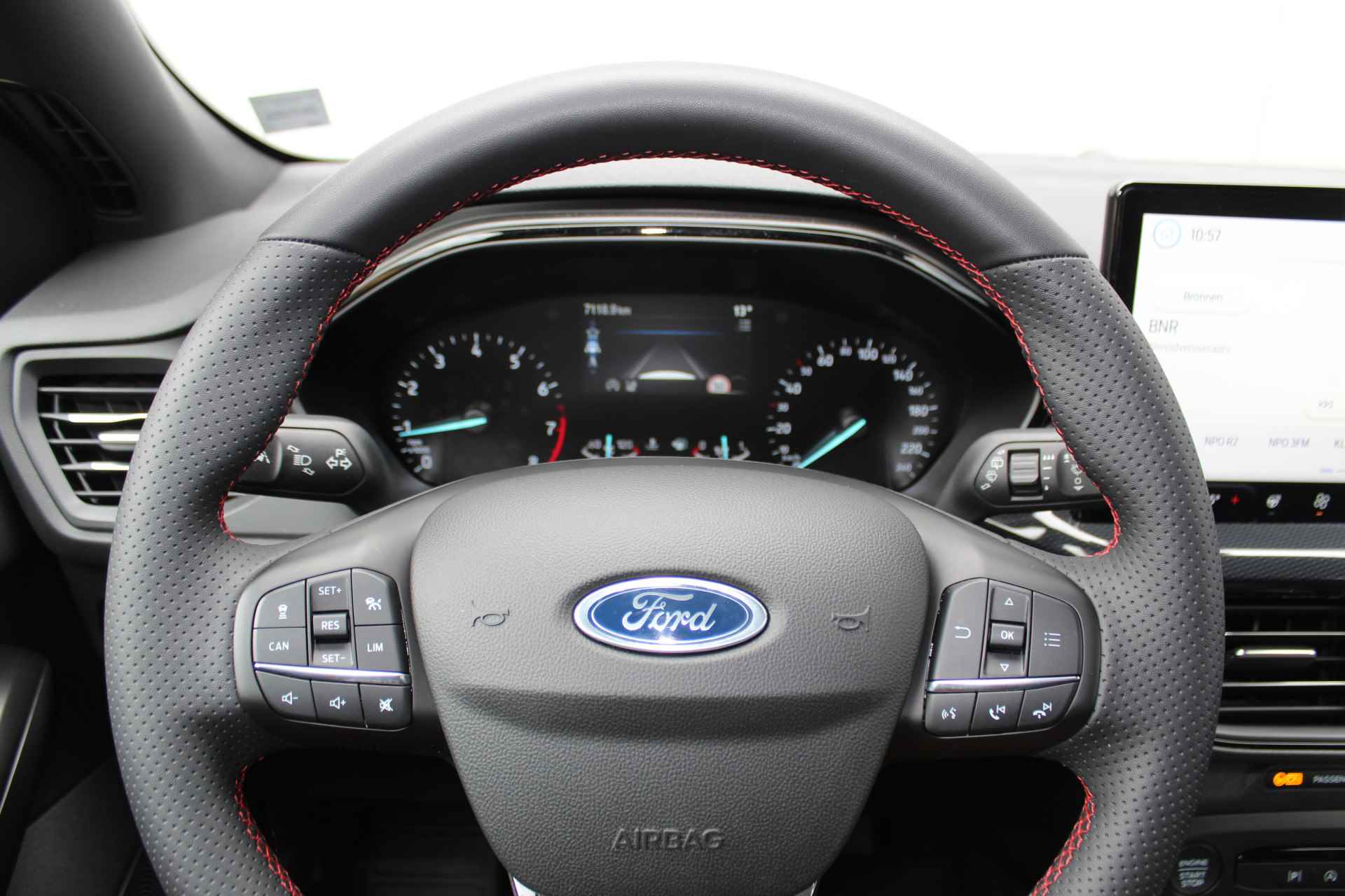 Ford Focus Hatchback 1.0-125pk EcoBoost Hybrid ST Line. Garantie t/m 02-03-2027 ! Slechts 7.100km ! Volautm. airco, metallic lak, navigatie, telefoonvoorb., B&O soundsyst., stoel-, stuur- en voorraamverwarming, side- en laneassist, camera, LM wielen, deurbescherming, LED verlic - 17/48
