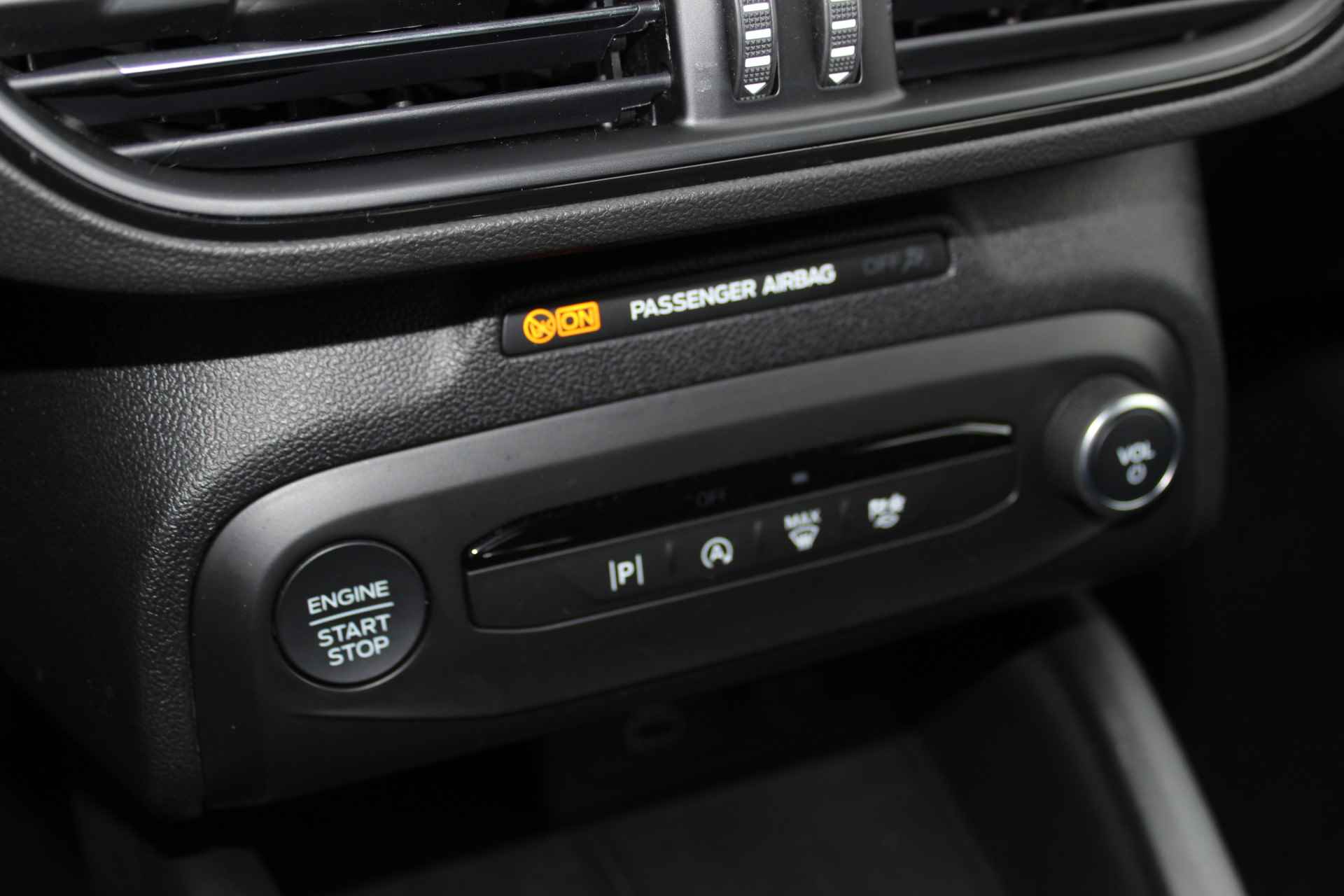 Ford Focus Hatchback 1.0-125pk EcoBoost Hybrid ST Line. Garantie t/m 02-03-2027 ! Slechts 7.100km ! Volautm. airco, metallic lak, navigatie, telefoonvoorb., B&O soundsyst., stoel-, stuur- en voorraamverwarming, side- en laneassist, camera, LM wielen, deurbescherming, LED verlic - 31/48