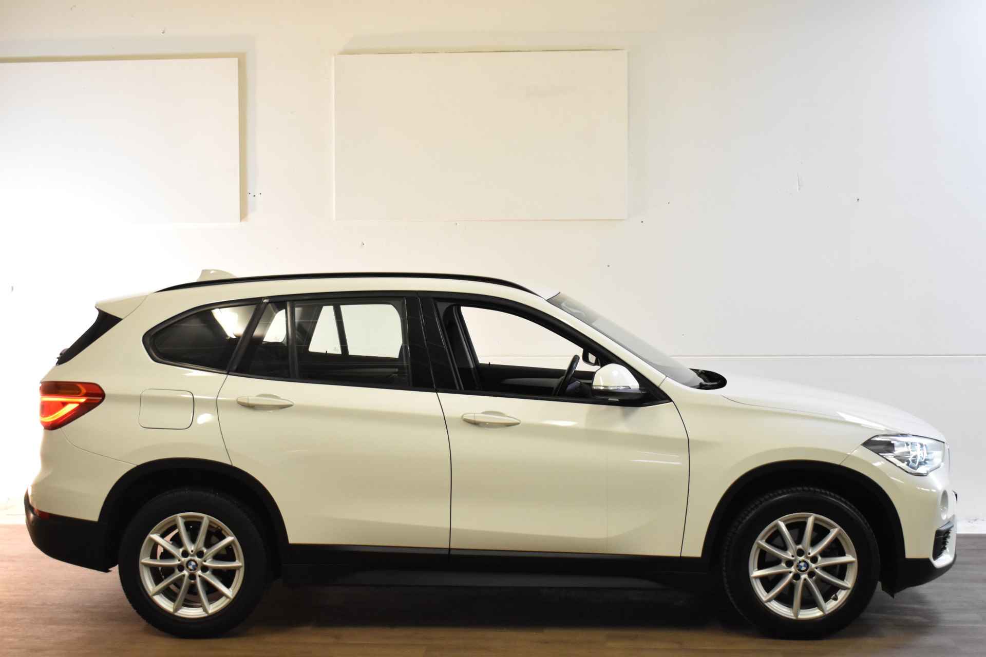 BMW X1 18IA 140PK AUT. EXECUTIVE NAVI/LED/PDC - 4/31