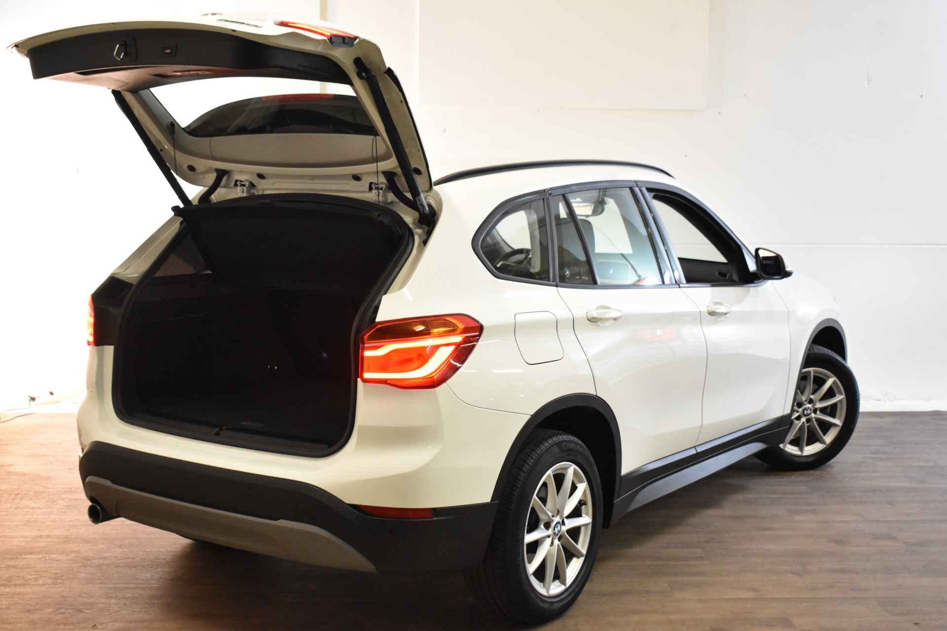 BMW X1 18IA 140PK AUT. EXECUTIVE NAVI/LED/PDC - 8/31