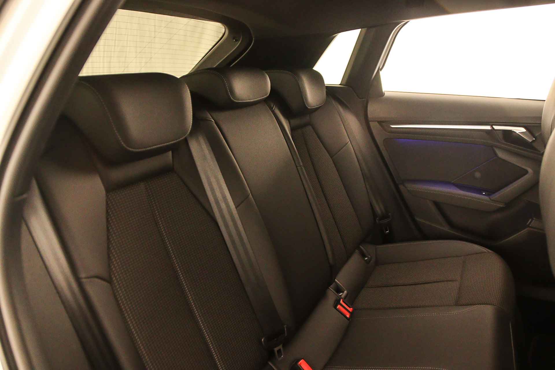 Audi A3 Sportback S Edition 30 TDI 116pk | 18 inch | S-Line | Full LED | Sfeerverlichting | Navi | Apple CarPlay | Afgevlakt Stuurwiel | - 42/46