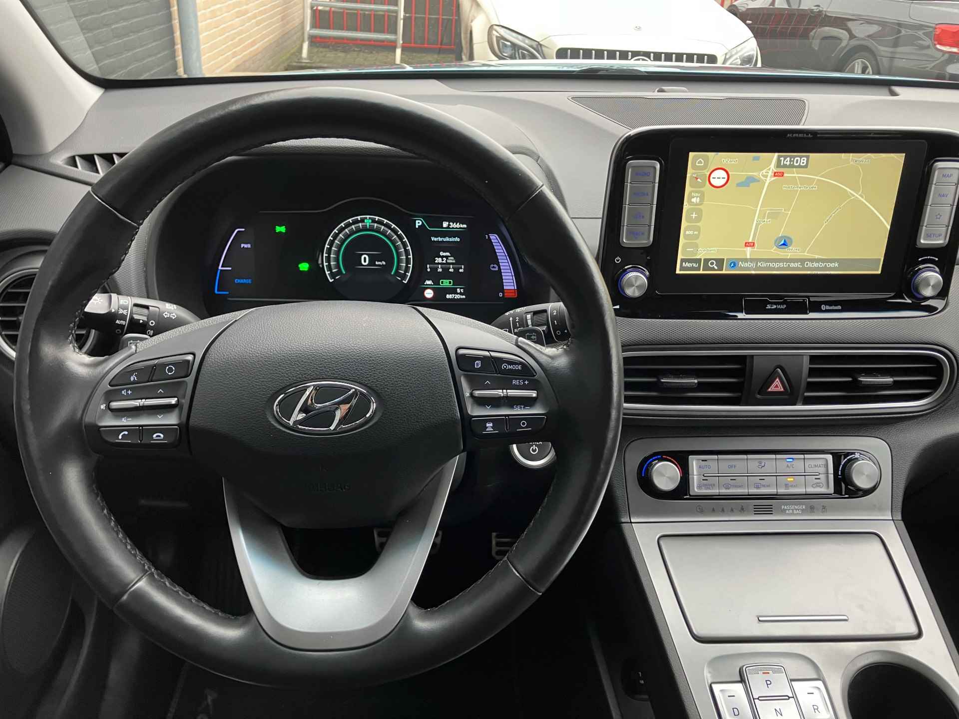 Hyundai KONA EV Premium 64 kWh | dealer onderhouden | leder | navigatie | stoel/stuurverw. | adapt. cruise | trekhaak | incl. zomerset - 23/40