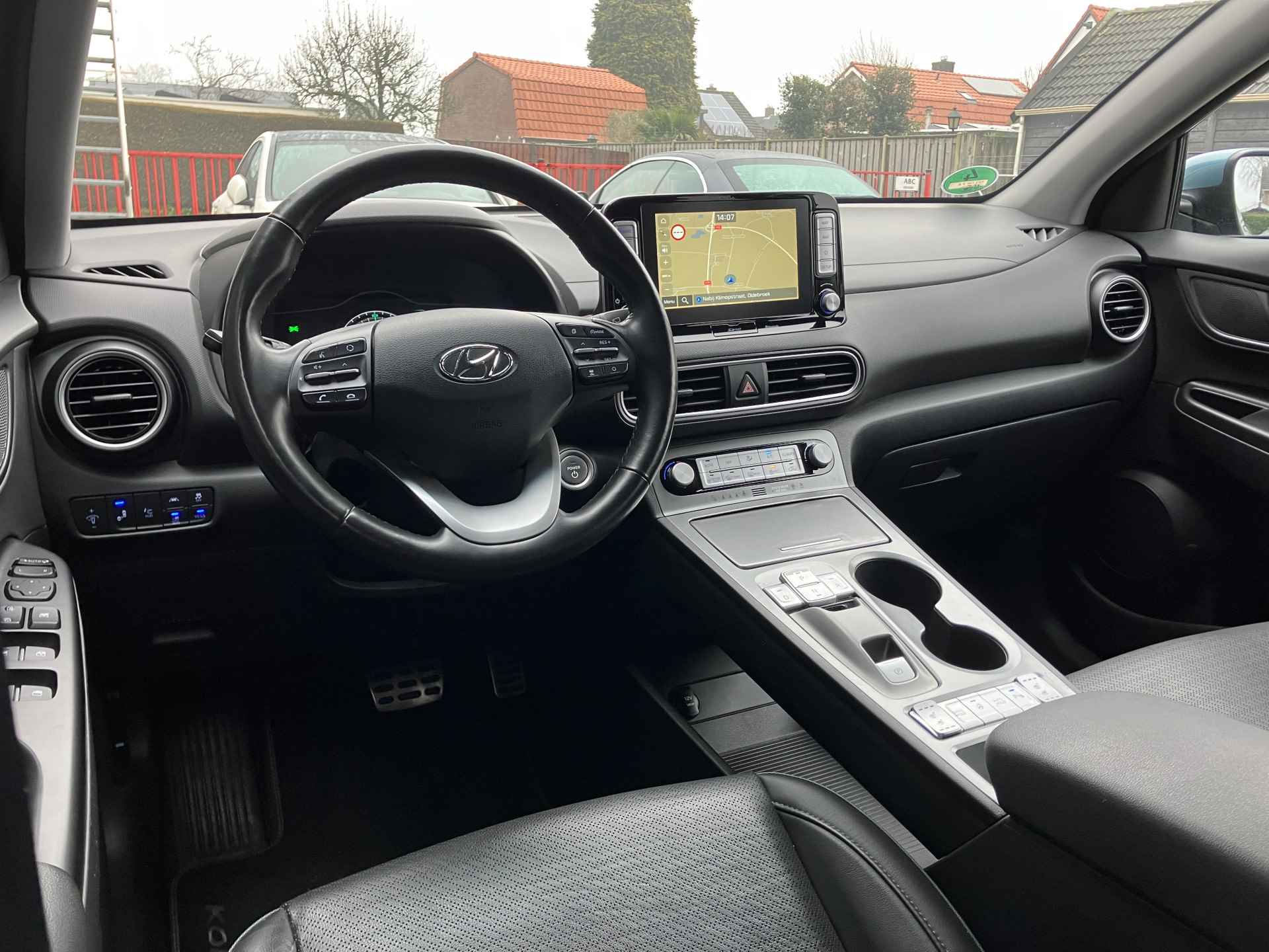 Hyundai KONA EV Premium 64 kWh | dealer onderhouden | leder | navigatie | stoel/stuurverw. | adapt. cruise | trekhaak | incl. zomerset - 15/40