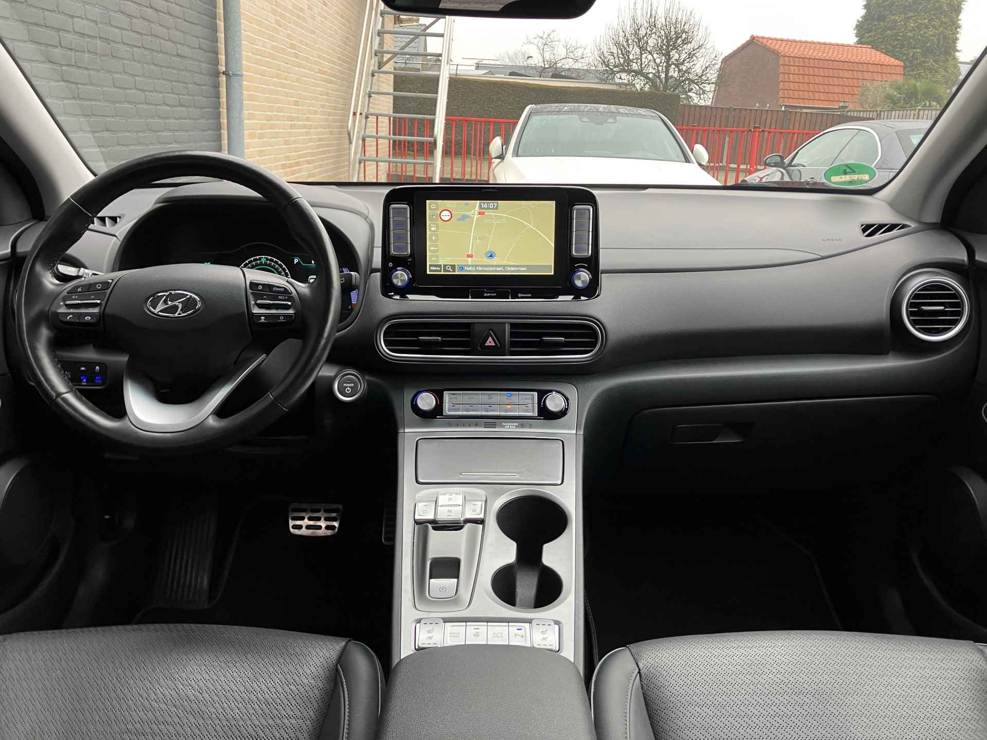 Hyundai KONA EV Premium 64 kWh | dealer onderhouden | leder | navigatie | stoel/stuurverw. | adapt. cruise | trekhaak | incl. zomerset - 16/40