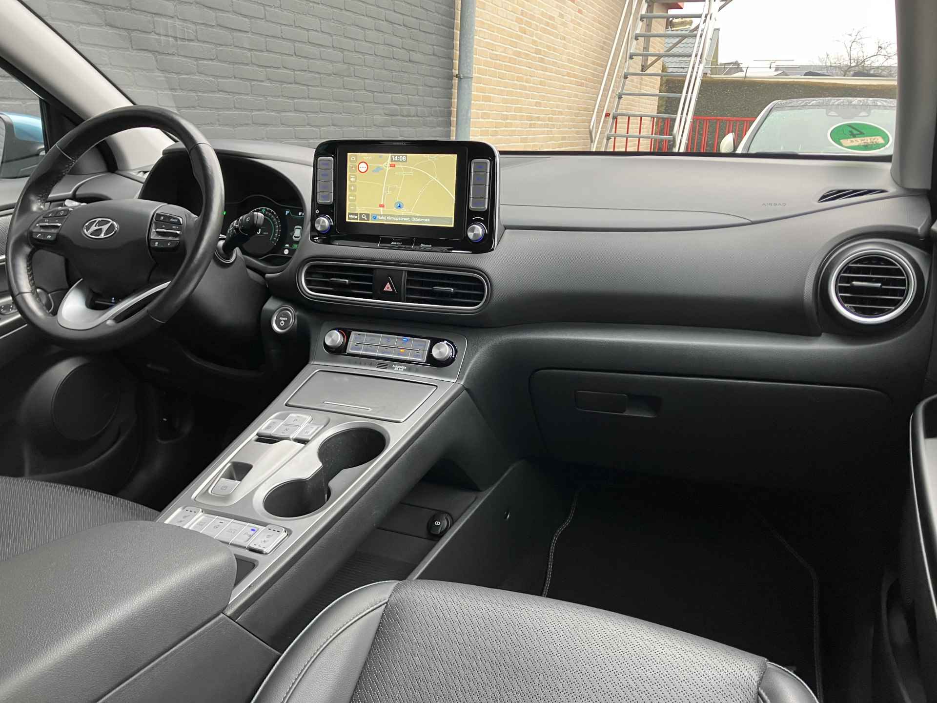 Hyundai KONA EV Premium 64 kWh | dealer onderhouden | leder | navigatie | stoel/stuurverw. | adapt. cruise | trekhaak | incl. zomerset - 17/40