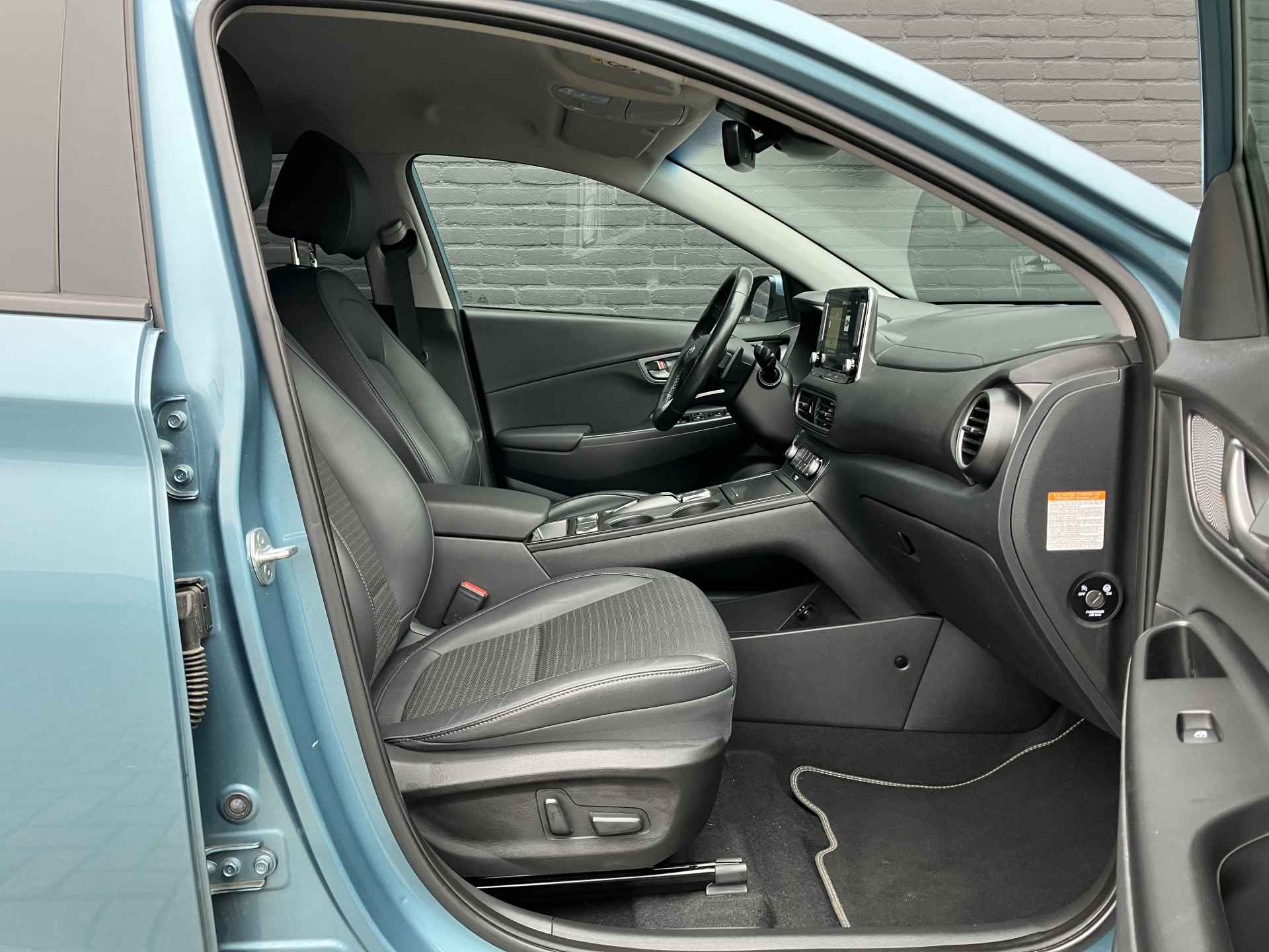 Hyundai KONA EV Premium 64 kWh | dealer onderhouden | leder | navigatie | stoel/stuurverw. | adapt. cruise | trekhaak | incl. zomerset - 18/40