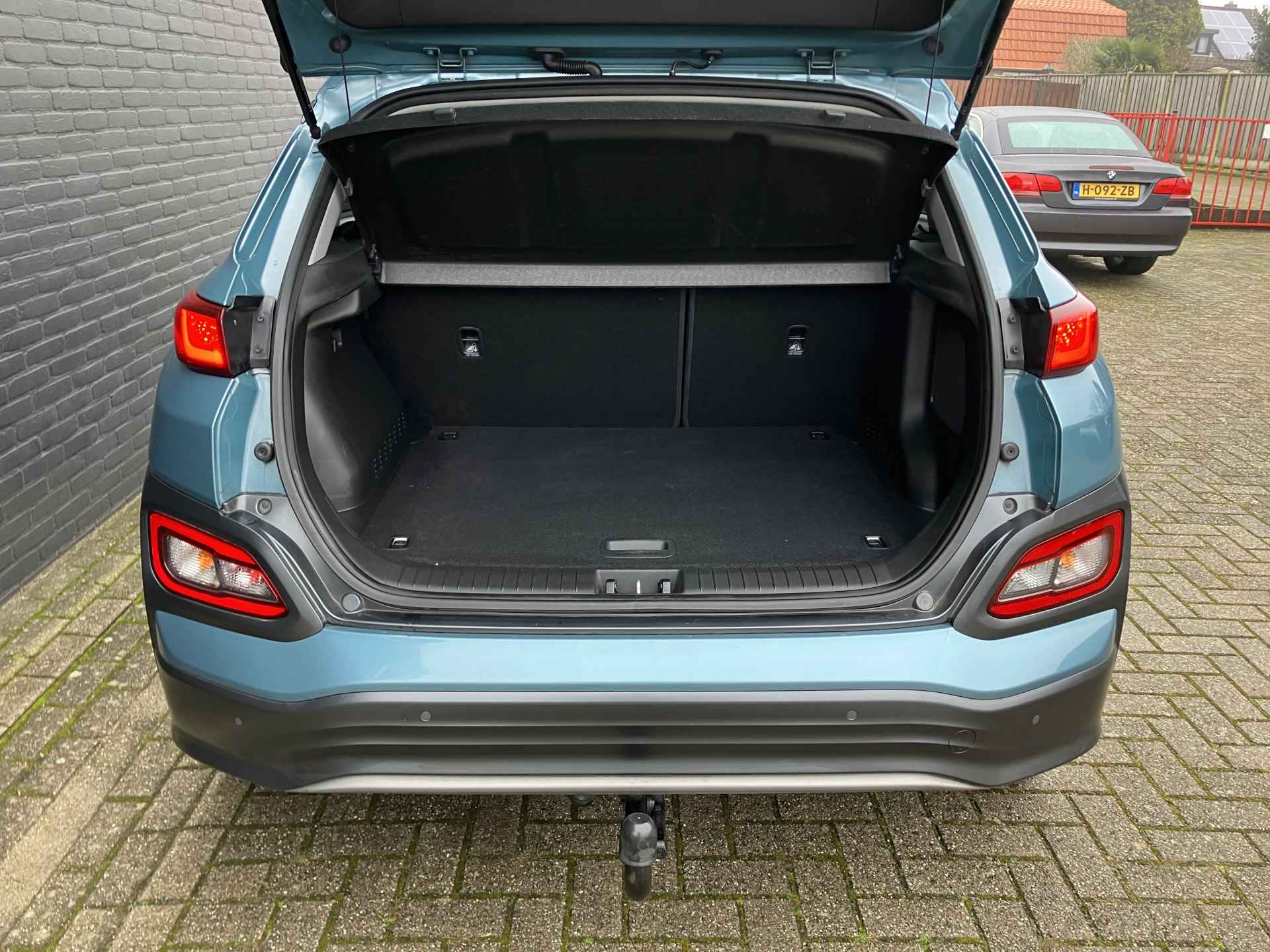 Hyundai KONA EV Premium 64 kWh | dealer onderhouden | leder | navigatie | stoel/stuurverw. | adapt. cruise | trekhaak | incl. zomerset - 22/40