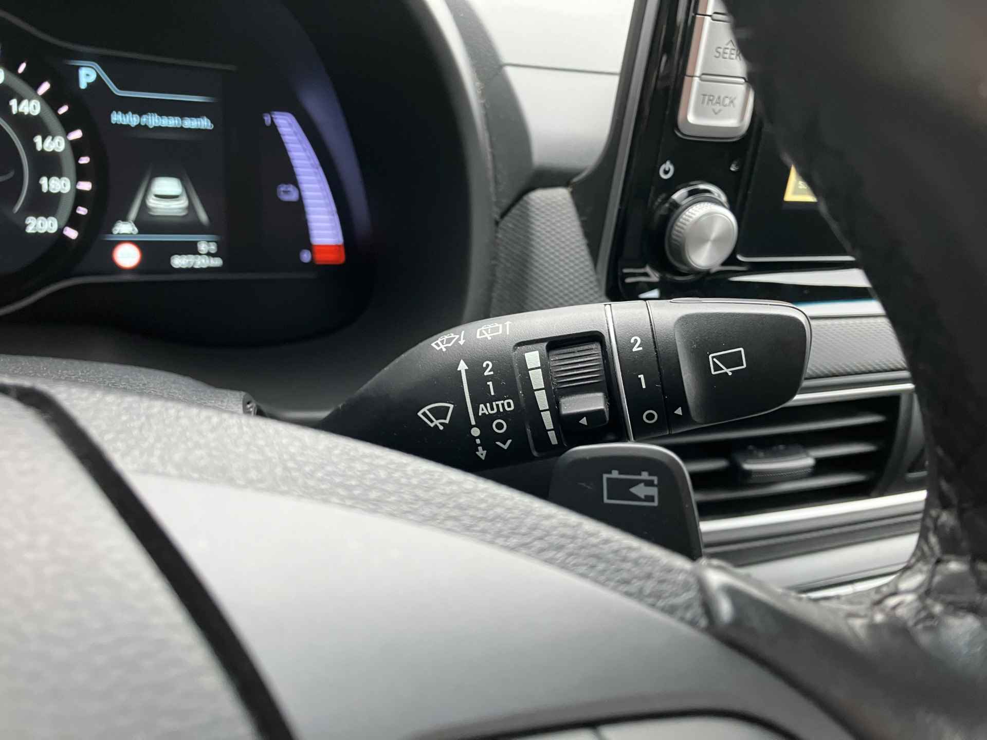 Hyundai KONA EV Premium 64 kWh | dealer onderhouden | leder | navigatie | stoel/stuurverw. | adapt. cruise | trekhaak | incl. zomerset - 33/40