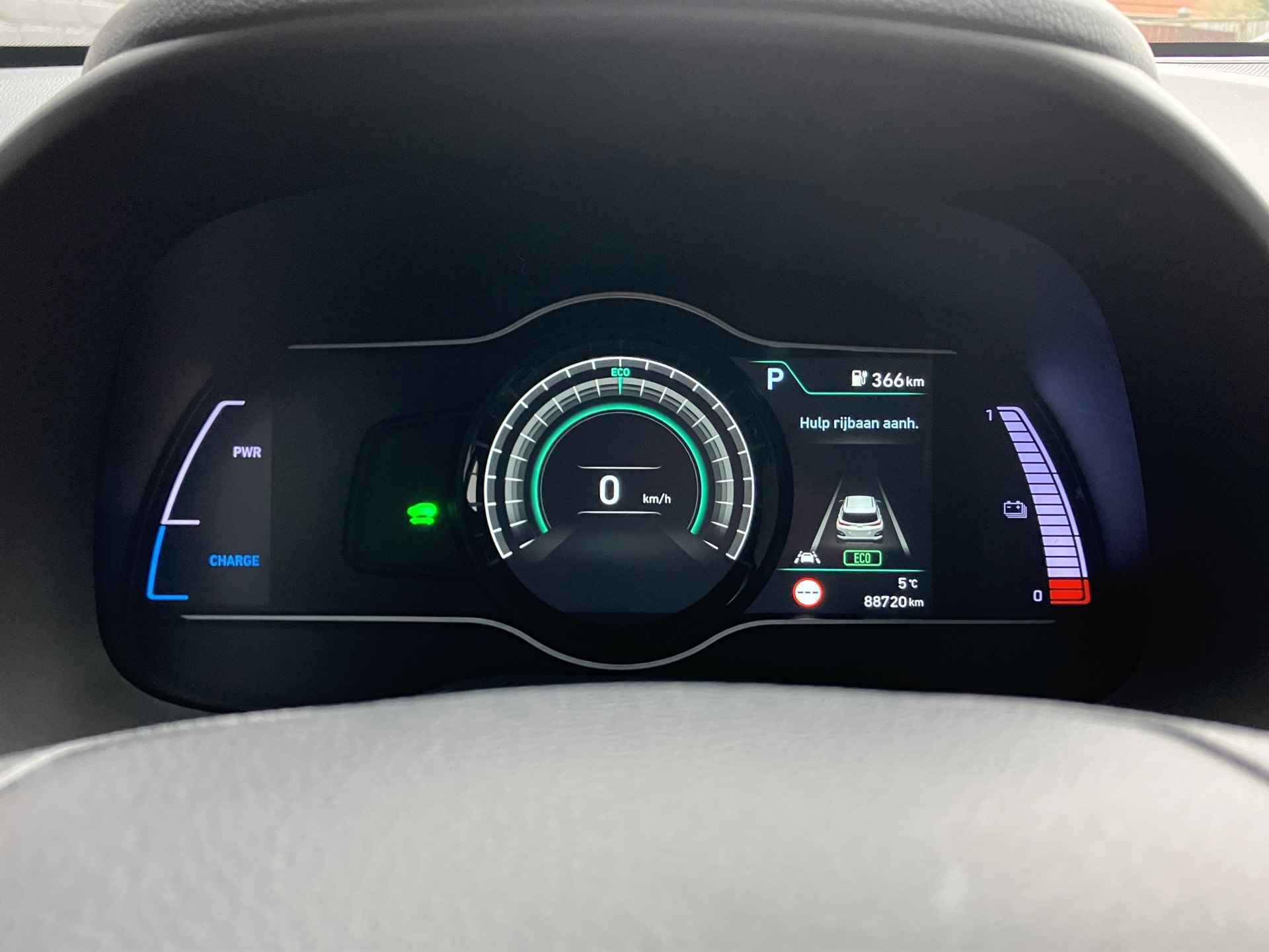 Hyundai KONA EV Premium 64 kWh | dealer onderhouden | leder | navigatie | stoel/stuurverw. | adapt. cruise | trekhaak | incl. zomerset - 39/40