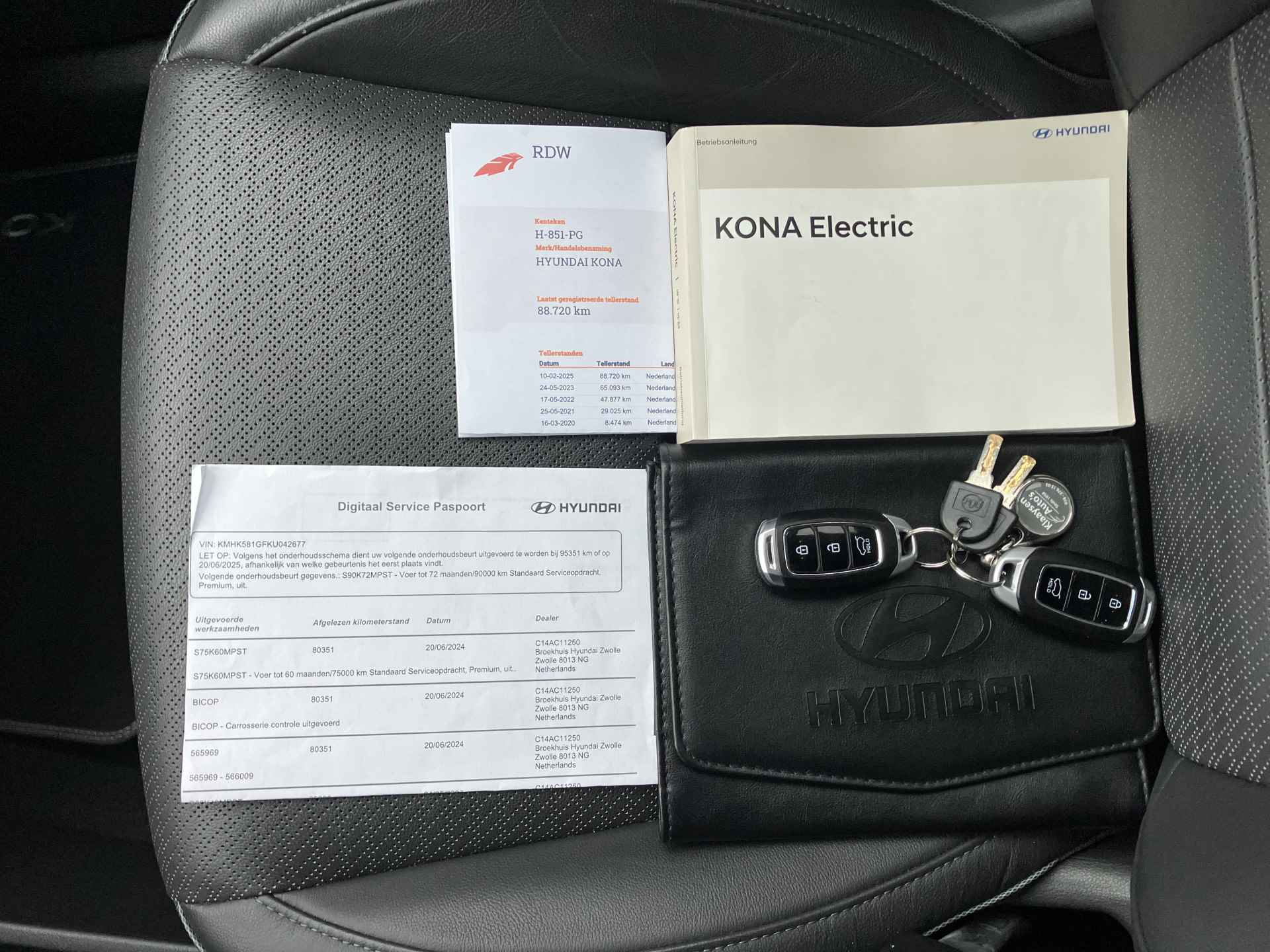 Hyundai KONA EV Premium 64 kWh | dealer onderhouden | leder | navigatie | stoel/stuurverw. | adapt. cruise | trekhaak | incl. zomerset - 40/40