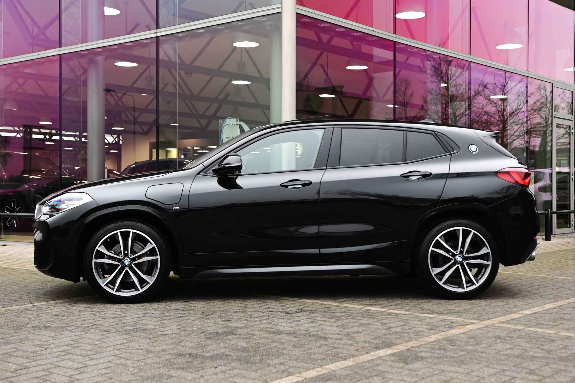 BMW X2 xDrive25e High Executive M Sport Automaat / Panoramadak / Achteruitrijcamera / Sportstoelen / Head-Up / Navigatie Plus / Park Assistant / Stuurverwarming - 6/30