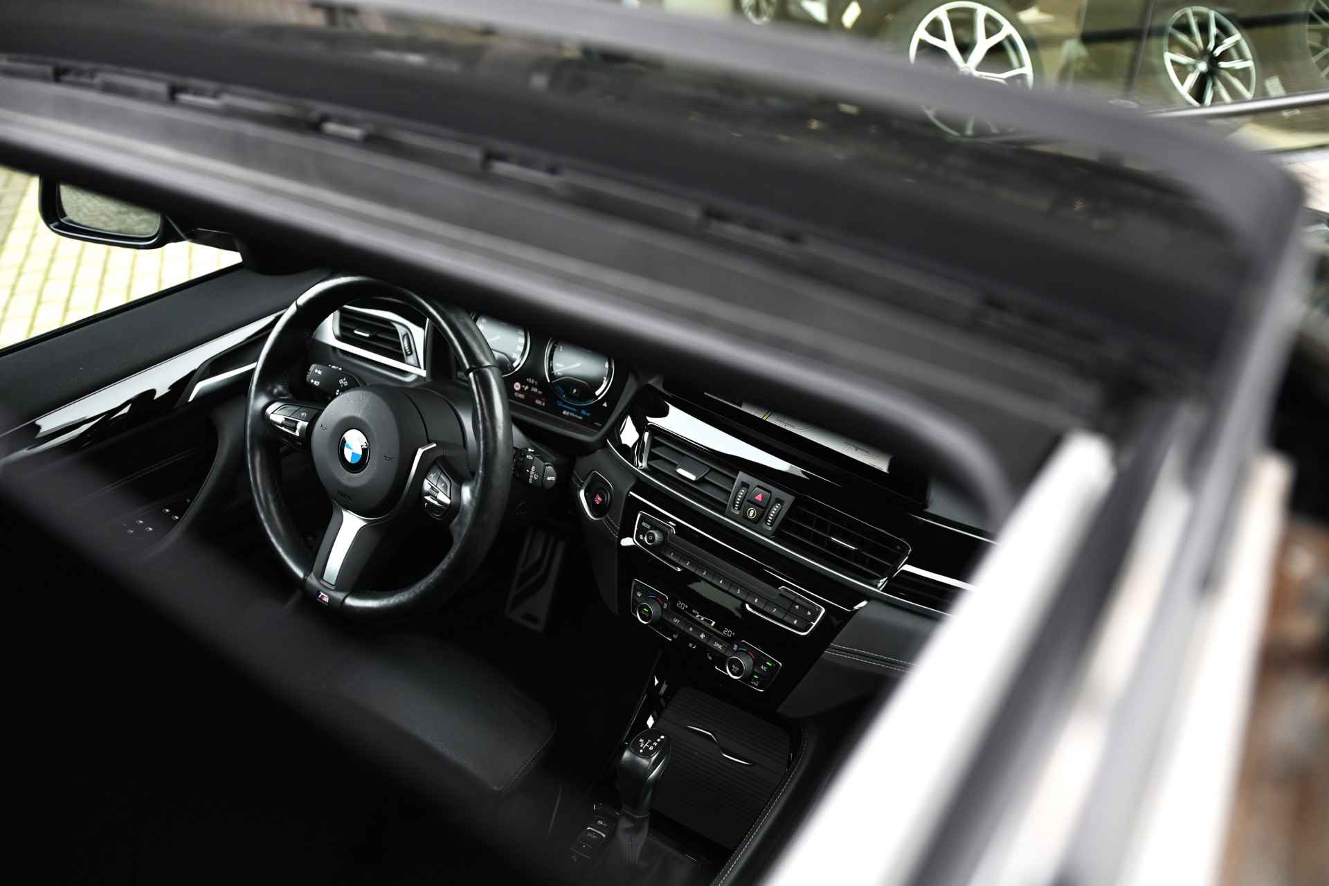 BMW X2 xDrive25e High Executive M Sport Automaat / Panoramadak / Achteruitrijcamera / Sportstoelen / Head-Up / Navigatie Plus / Park Assistant / Stuurverwarming - 7/30