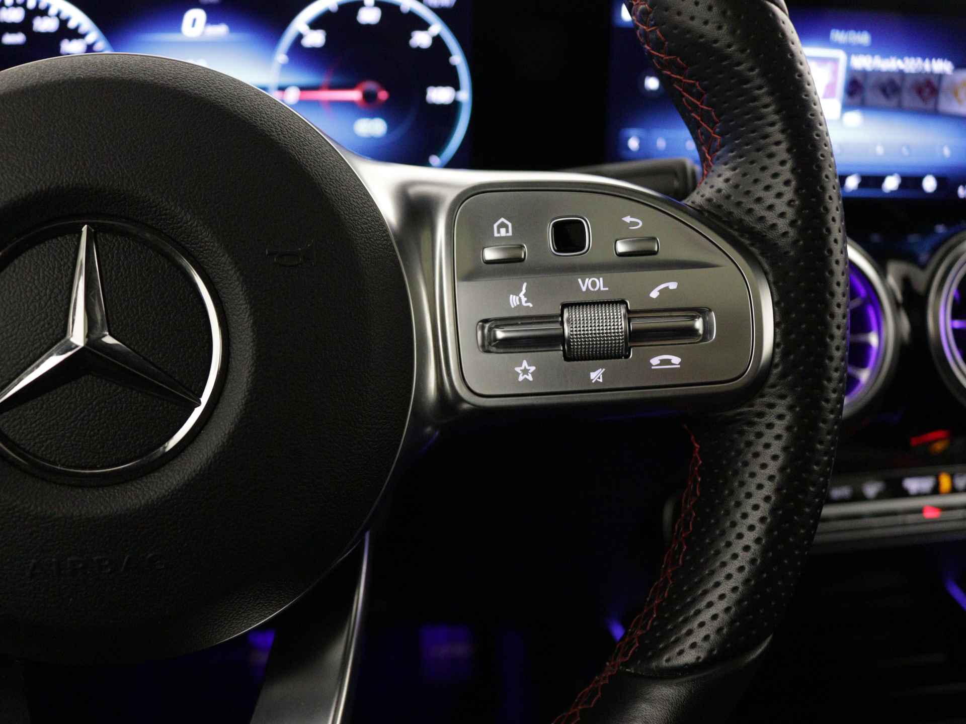 Mercedes-Benz EQB 300 4MATIC AMG Line 67 kWh | Panoramadak | Head-up Display | 360 Camera | Navigatie | Stoelgeheugen | | Inclusief 24 maanden Mercedes-Benz Certified garantie voor Europa. - 24/44