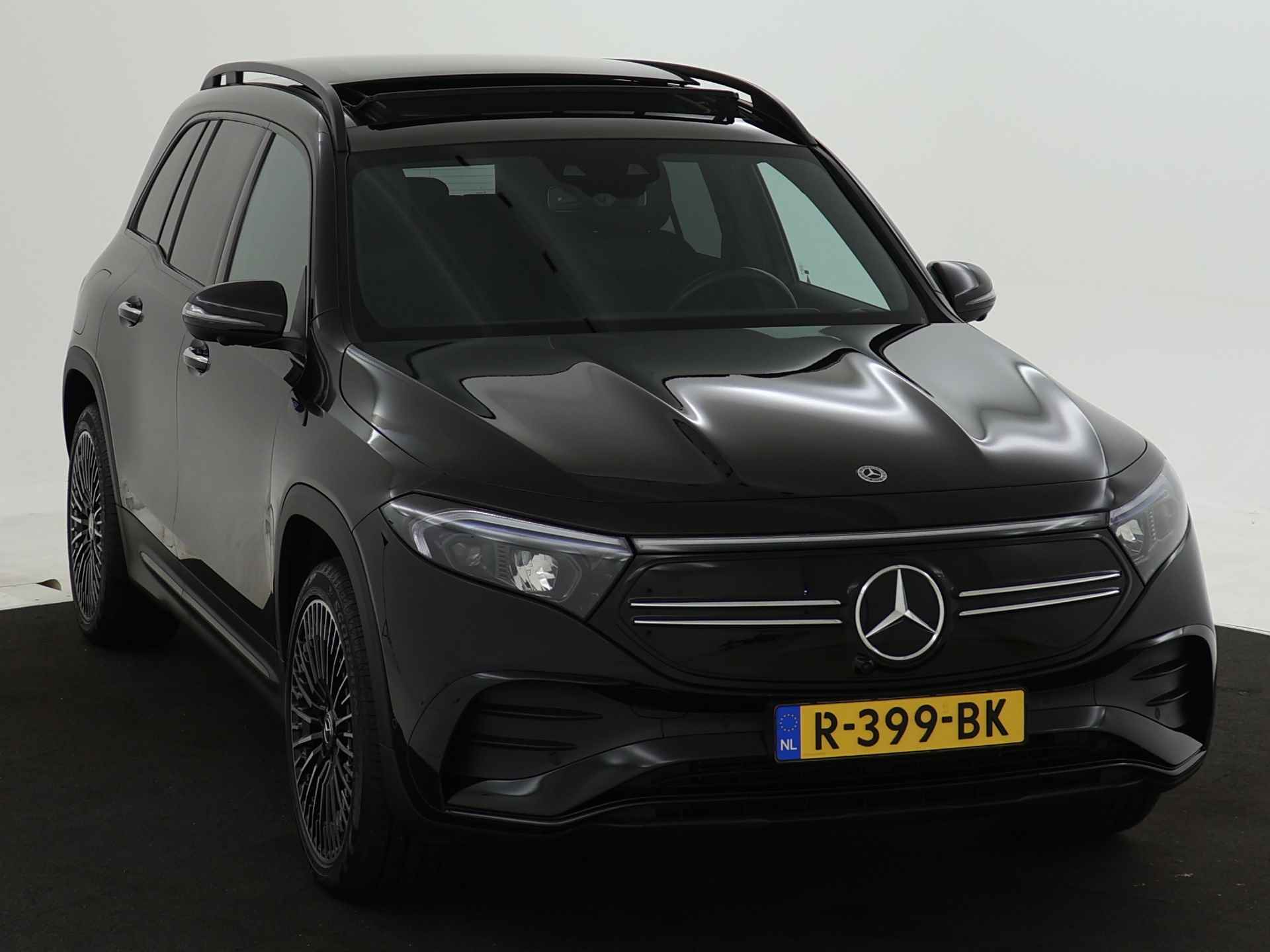 Mercedes-Benz EQB 300 4MATIC AMG Line 67 kWh | Panoramadak | Head-up Display | 360 Camera | Navigatie | Stoelgeheugen | | Inclusief 24 maanden Mercedes-Benz Certified garantie voor Europa. - 29/44