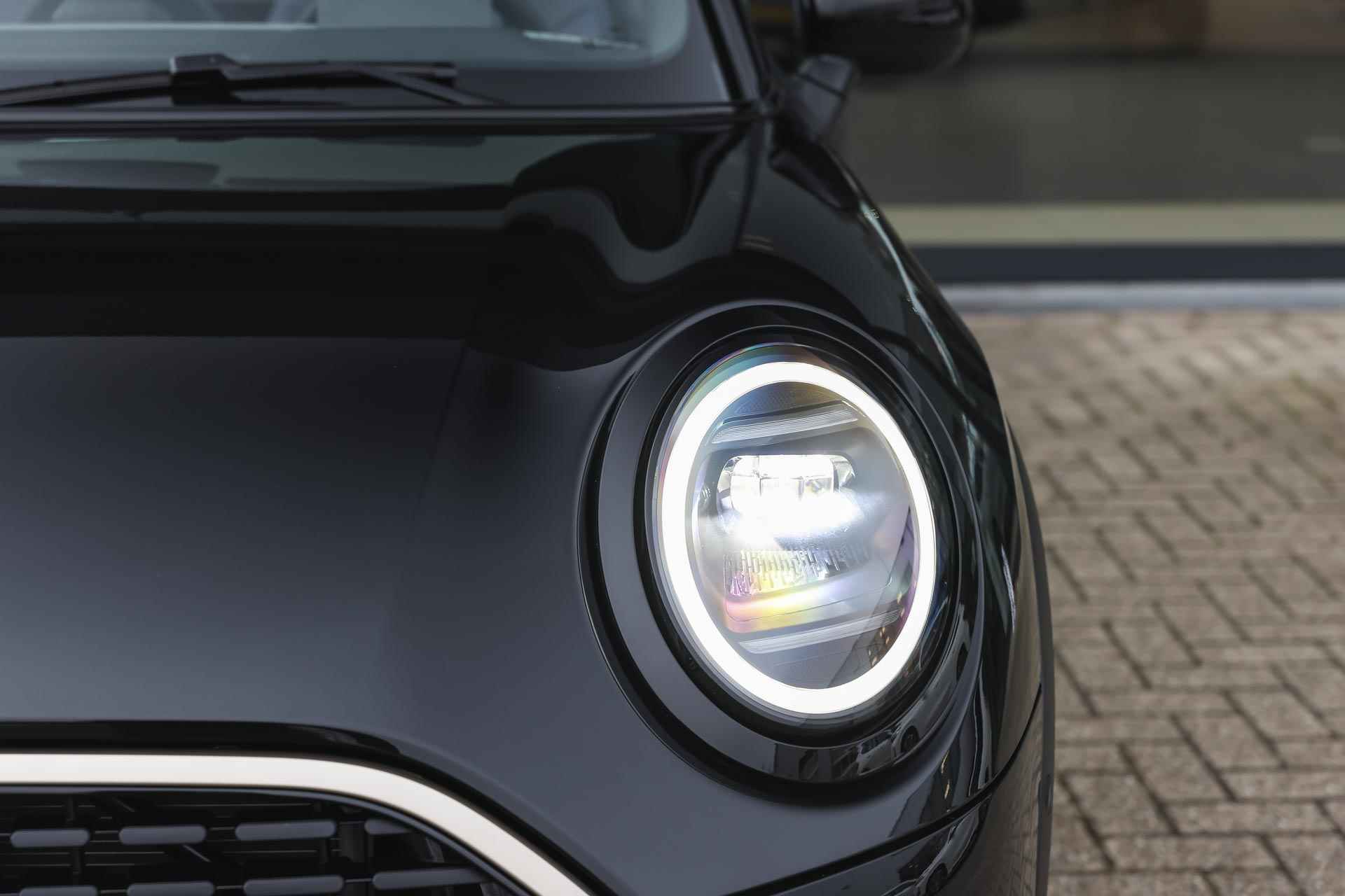 MINI Cabrio Cooper C Automaat / Favoured Trim / Pakket M / 18" Night Flash Spoke 2-tone - 26/30