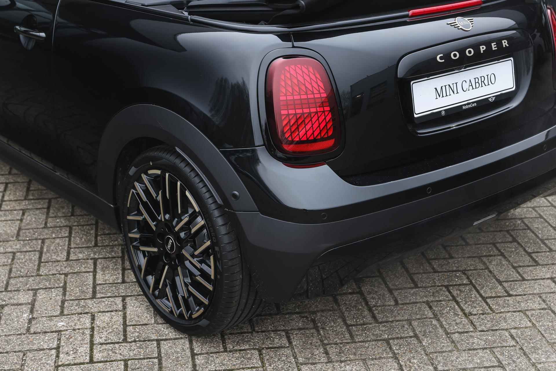 MINI Cabrio Cooper C Automaat / Favoured Trim / Pakket M / 18" Night Flash Spoke 2-tone - 29/30