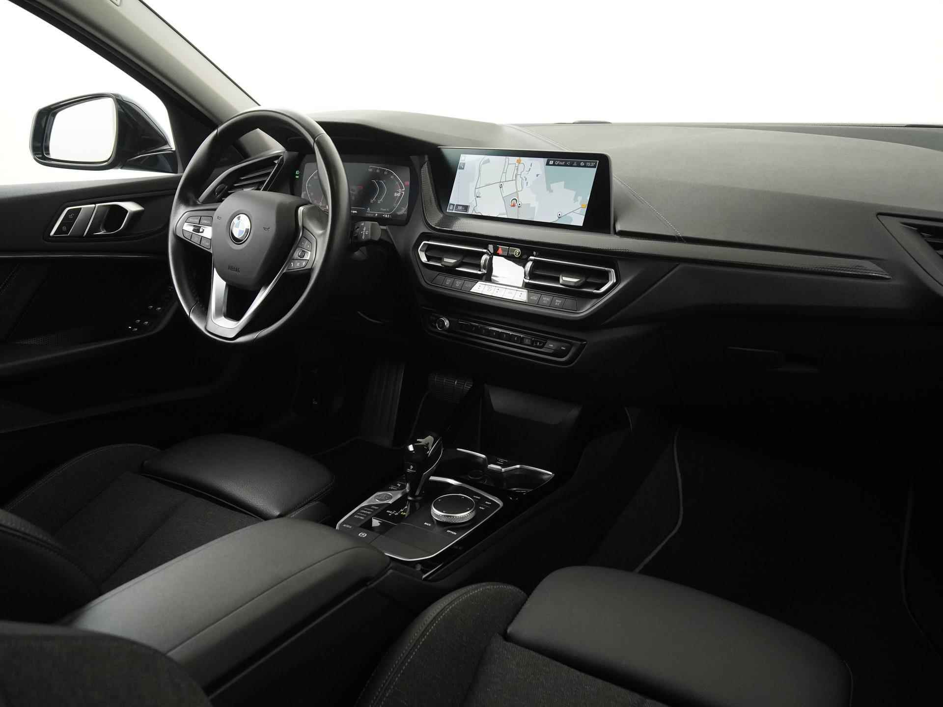 BMW 1-serie 118i Sport Line Shadow | LED | Carplay | Live cockpit pro | Trekhaak |  Zondag Open! - 2/37