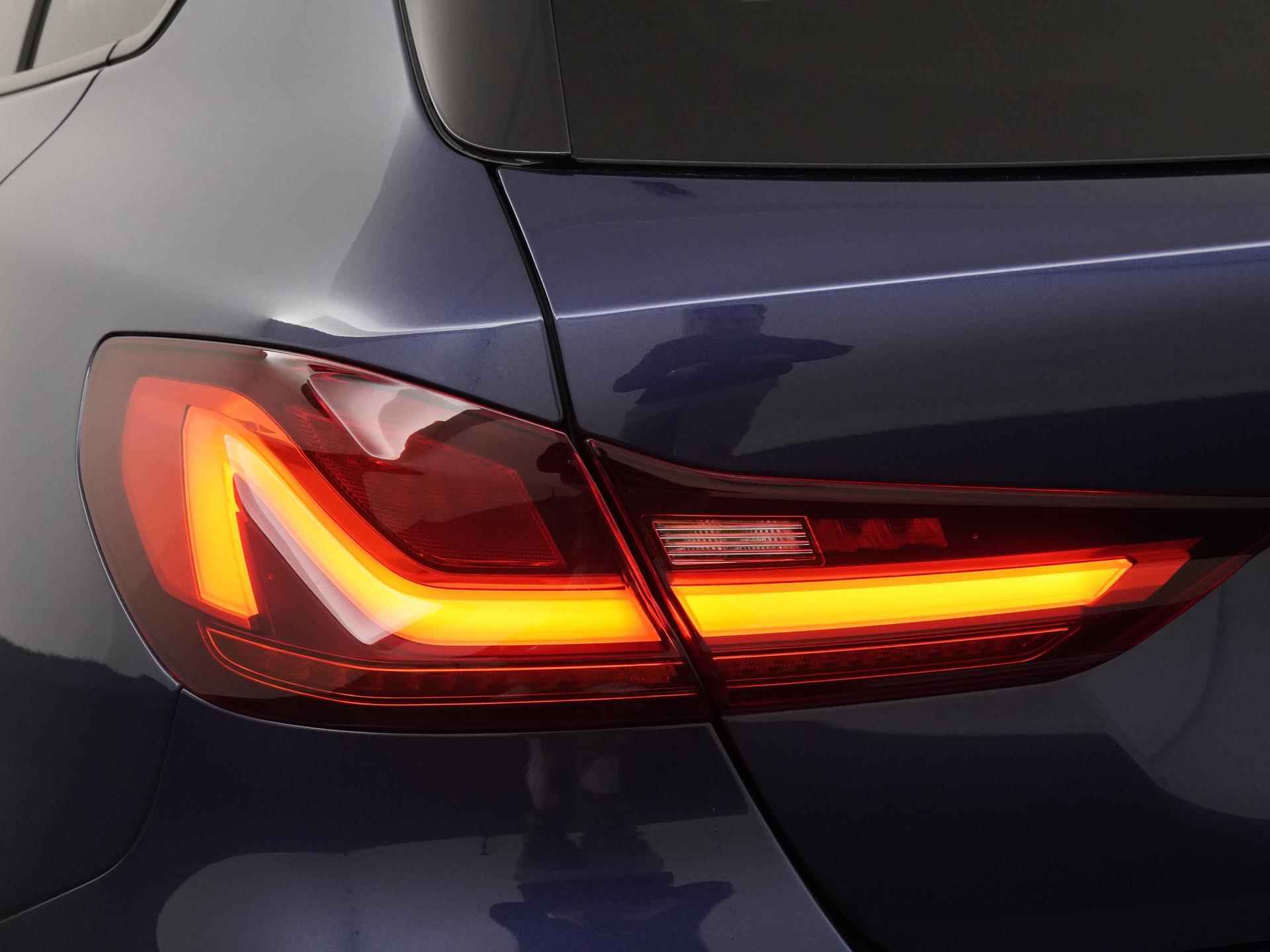 BMW 1-serie 118i Sport Line Shadow | LED | Carplay | Live cockpit pro | Trekhaak |  Zondag Open! - 21/37