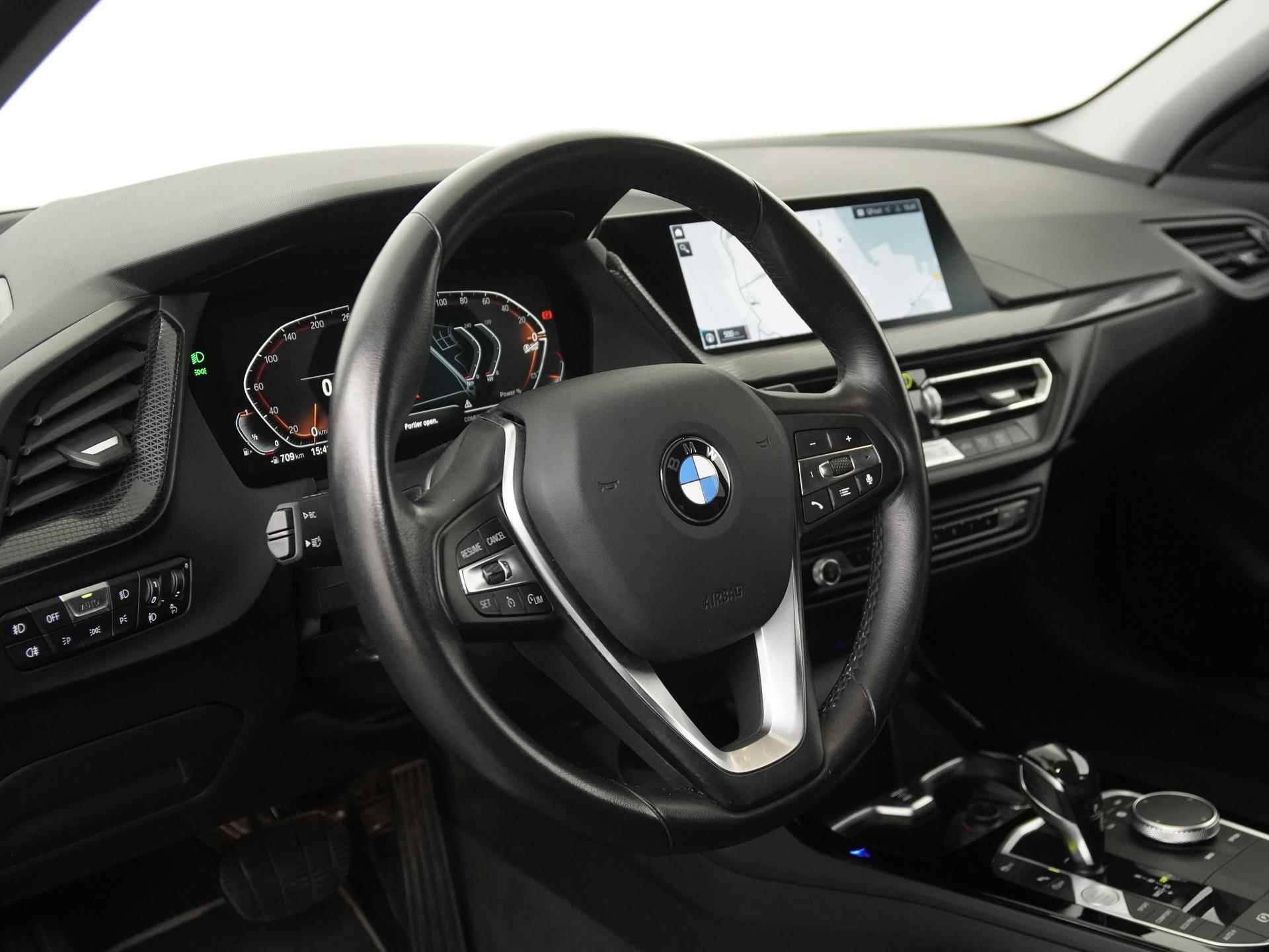 BMW 1-serie 118i Sport Line Shadow | LED | Carplay | Live cockpit pro | Trekhaak |  Zondag Open! - 31/37
