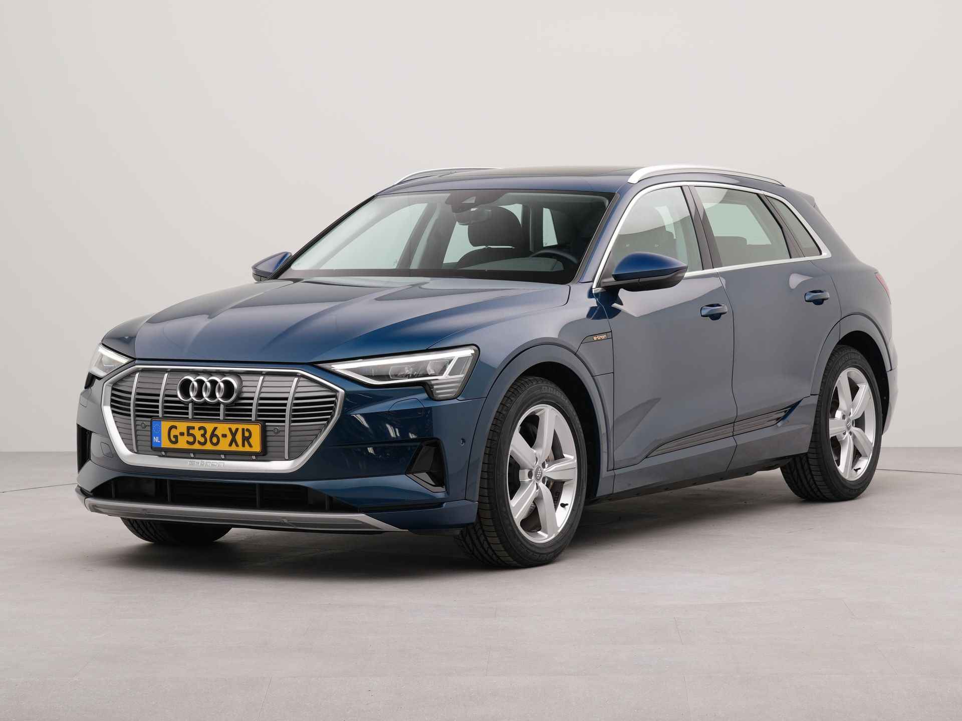 Audi e-tron e-tron 50 quattro Launch edition plus 71 kWh | Appconnect | Autom. schuif-kantel dak | Lederen bekleding | Parkeersensoren voor en achter | Electr.verstelbare voorstoelen | Bestuurdersstoel verwarmd | Navigatie |  Climatronic |