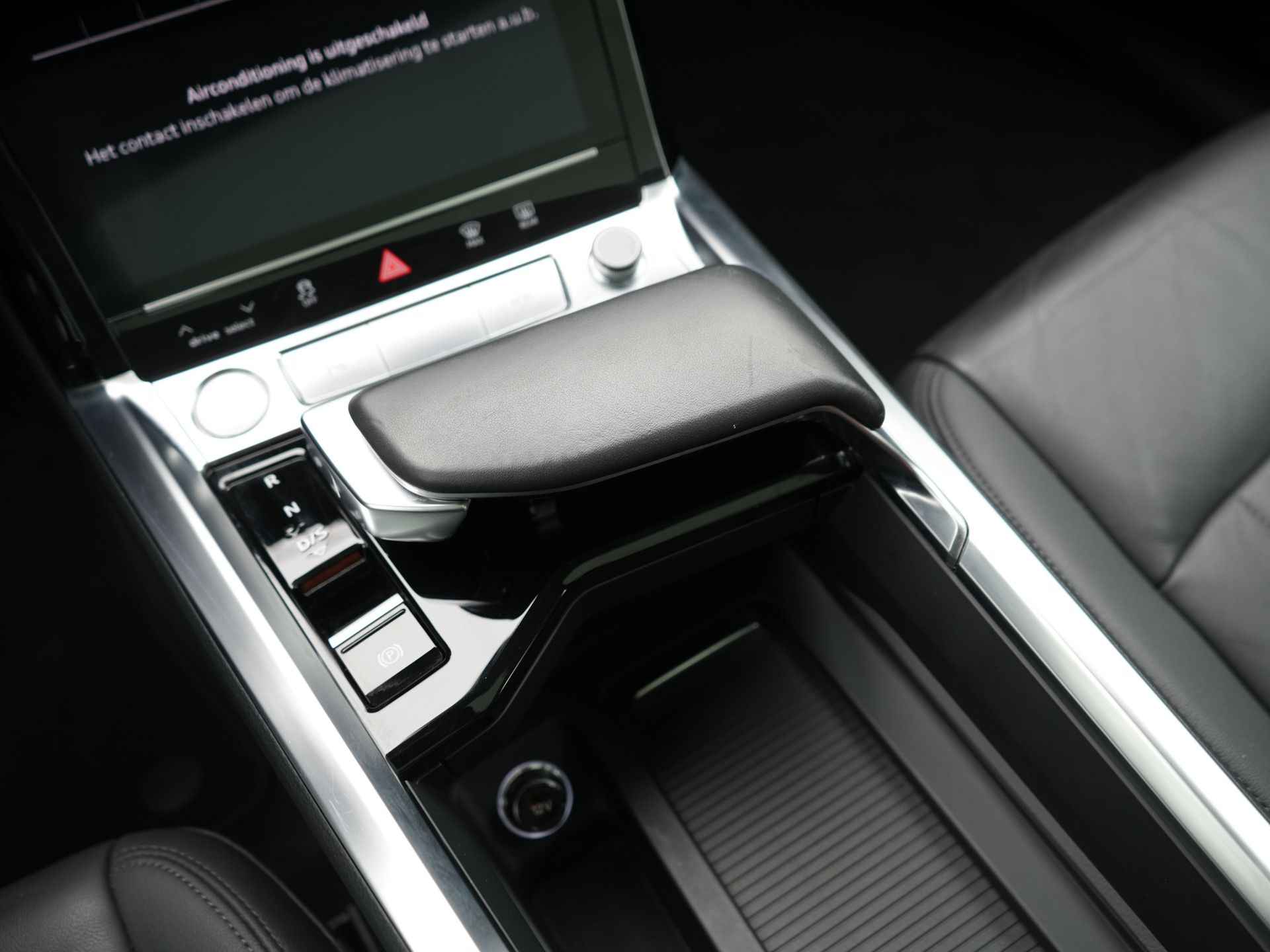 Audi e-tron e-tron 50 quattro Launch edition plus 71 kWh | Appconnect | Autom. schuif-kantel dak | Lederen bekleding | Parkeersensoren voor en achter | Electr.verstelbare voorstoelen | Bestuurdersstoel verwarmd | Navigatie |  Climatronic | - 14/46