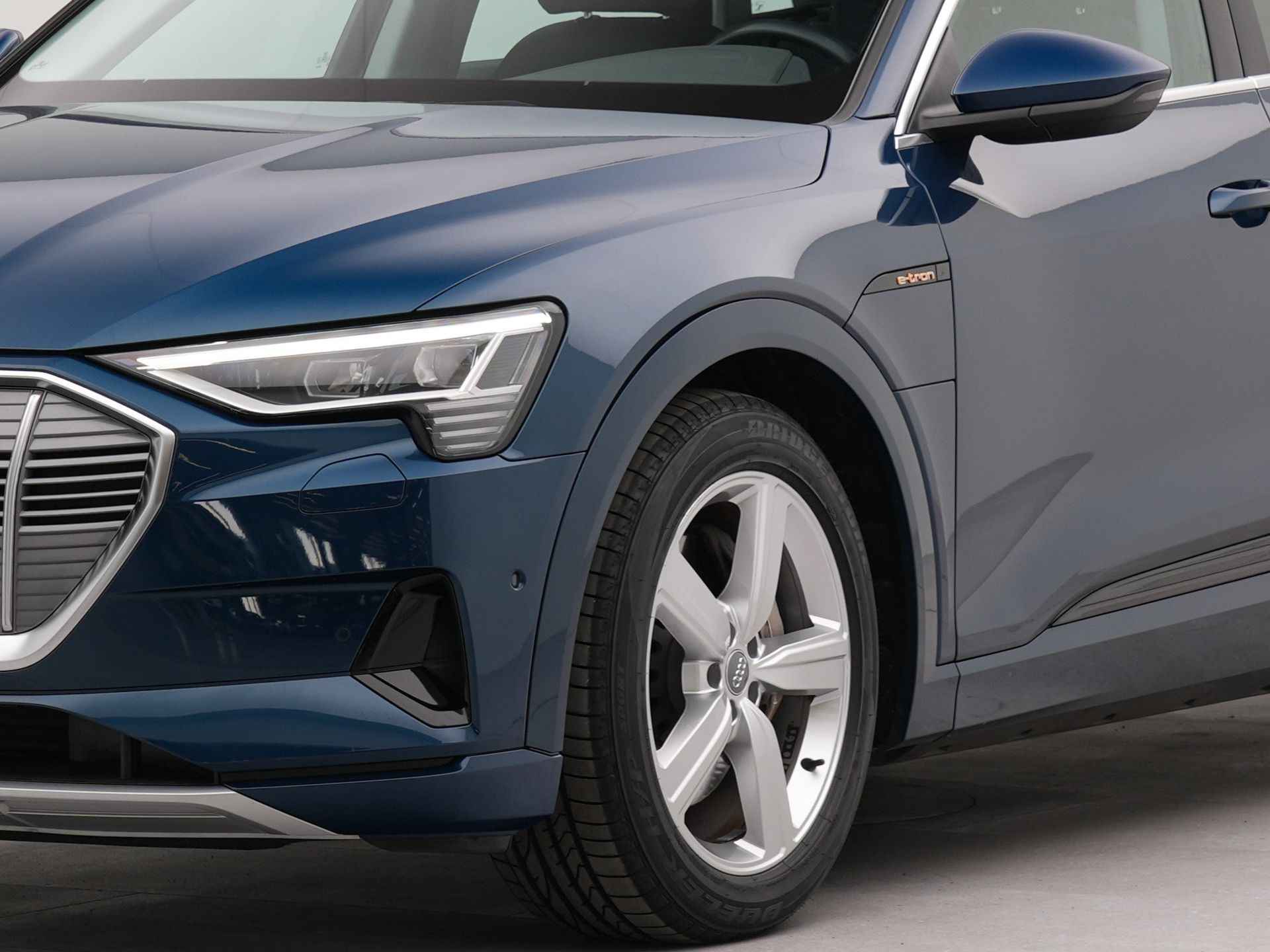 Audi e-tron e-tron 50 quattro Launch edition plus 71 kWh | Appconnect | Autom. schuif-kantel dak | Lederen bekleding | Parkeersensoren voor en achter | Electr.verstelbare voorstoelen | Bestuurdersstoel verwarmd | Navigatie |  Climatronic | - 37/46