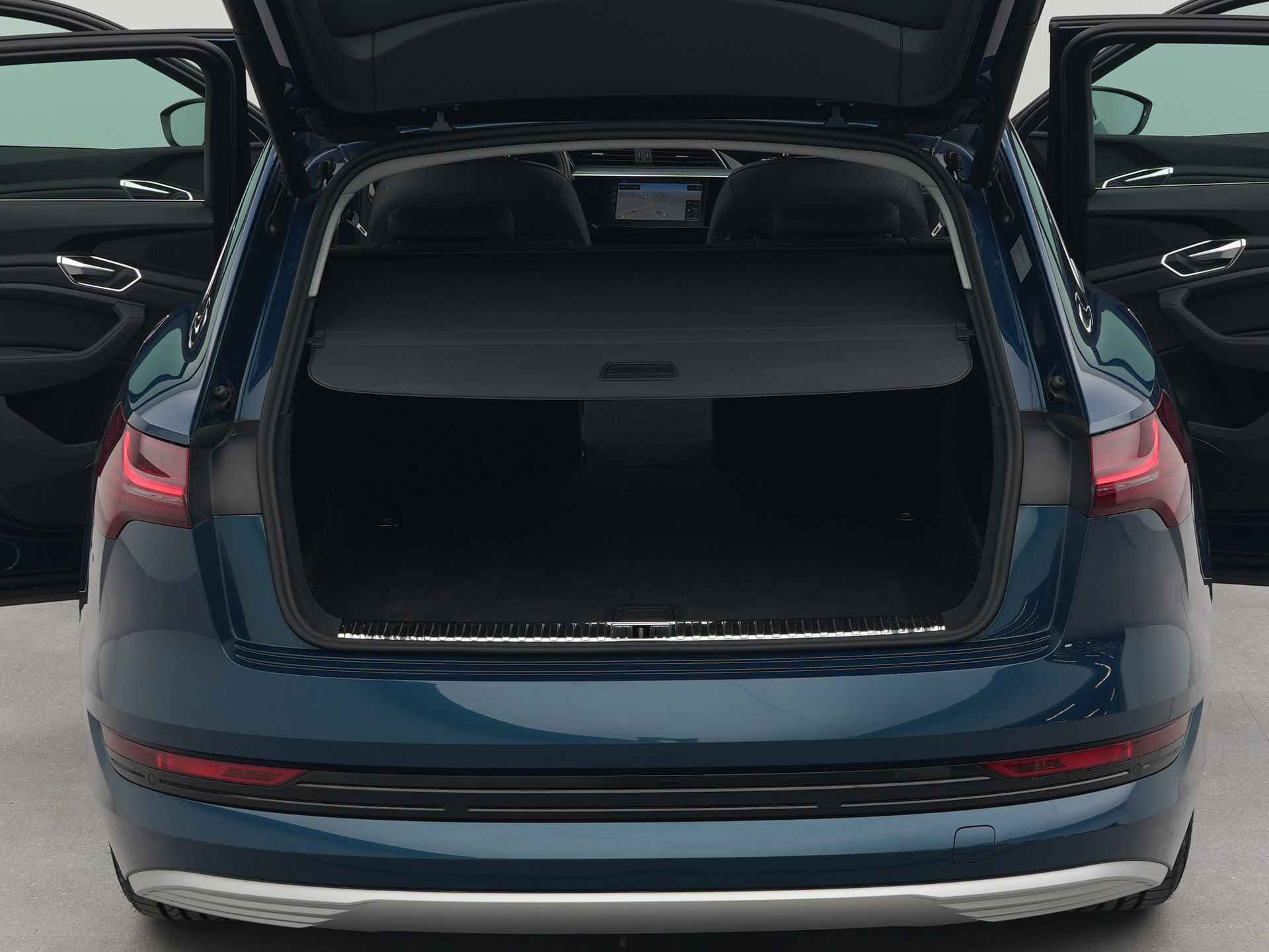 Audi e-tron e-tron 50 quattro Launch edition plus 71 kWh | Appconnect | Autom. schuif-kantel dak | Lederen bekleding | Parkeersensoren voor en achter | Electr.verstelbare voorstoelen | Bestuurdersstoel verwarmd | Navigatie |  Climatronic | - 44/46