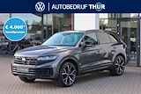 Volkswagen Touareg 3.0 TSi eHybrid 4MOTION R 462PK / 340kW, Rondomzichtcamera, aanpasbare luchtvering, 22" 'Estoril' LMV, Harman & Kardon geluidssysteem, elektrisch wegklapbare trekhaak inclusief trailer assist, servosluiting deuren, 'Puglia Ergo' lederen bekleding R design, nachtzicht assistentie pakket, comfort + multimedia pakket, opberg pakket, extra getint glas 82%, DAB+, heads up display, elektrisch zonnescherm achterruit, elektrisch verstelbare voorstoelen met geheugen, elektrisch verstelbaar stuurwiel met geheugen, verwarmbare voor- en achterstoelen, autonome parkeerfunctie, Apple Carplay / Android Auto, elektrisch glazen panoramadak, adaptieve cruise control (acc), dodehoek sensor (side assist), keyless go & entry, draadloze telefoonlader