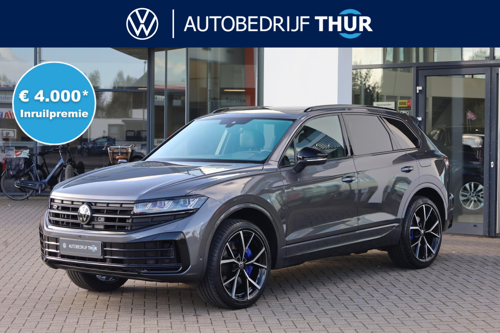 Volkswagen Touareg 3.0 TSi eHybrid 4MOTION R 462PK / 340kW, Rondomzichtcamera, aanpasbare luchtvering, 22" 'Estoril' LMV, Harman & Kardon geluidssysteem, elektrisch wegklapbare trekhaak inclusief trailer assist, servosluiting deuren, 'Puglia Ergo' lederen bekleding R design, nachtzicht assistentie pakket, comfort + multimedia pakket, opberg pakket, extra getint glas 82%, DAB+, heads up display, elektrisch zonnescherm achterruit, elektrisch verstelbare voorstoelen met geheugen, elektrisch verstelbaar stuurwiel met geheugen, verwarmbare voor- en achterstoelen, autonome parkeerfunctie, Apple Carplay / Android Auto, elektrisch glazen panoramadak, adaptieve cruise control (acc), dodehoek sensor (side assist), keyless go & entry, draadloze telefoonlader