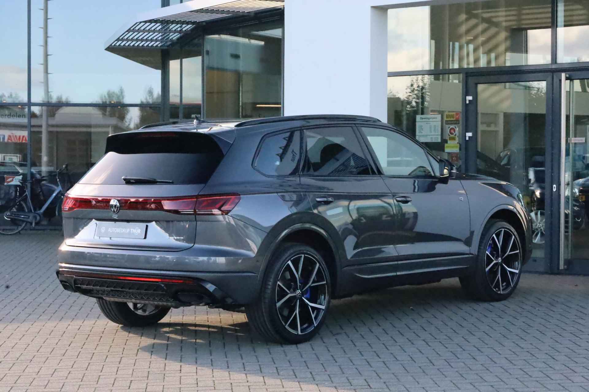 Volkswagen Touareg 3.0 TSi eHybrid 4MOTION R 462PK / 340kW, Rondomzichtcamera, aanpasbare luchtvering, 22" 'Estoril' LMV, Harman & Kardon geluidssysteem, elektrisch wegklapbare trekhaak inclusief trailer assist, servosluiting deuren, 'Puglia Ergo' lederen bekleding R design, nachtzicht assistentie pakket, comfort + multimedia pakket, opberg pakket, extra getint glas 82%, DAB+, heads up display, elektrisch zonnescherm achterruit, elektrisch verstelbare voorstoelen met geheugen, elektrisch verstelbaar stuurwiel met geheugen, verwarmbare voor- en achterstoelen, autonome parkeerfunctie, Apple Carplay / Android Auto, elektrisch glazen panoramadak, adaptieve cruise control (acc), dodehoek sensor (side assist), keyless go & entry, draadloze telefoonlader - 2/55