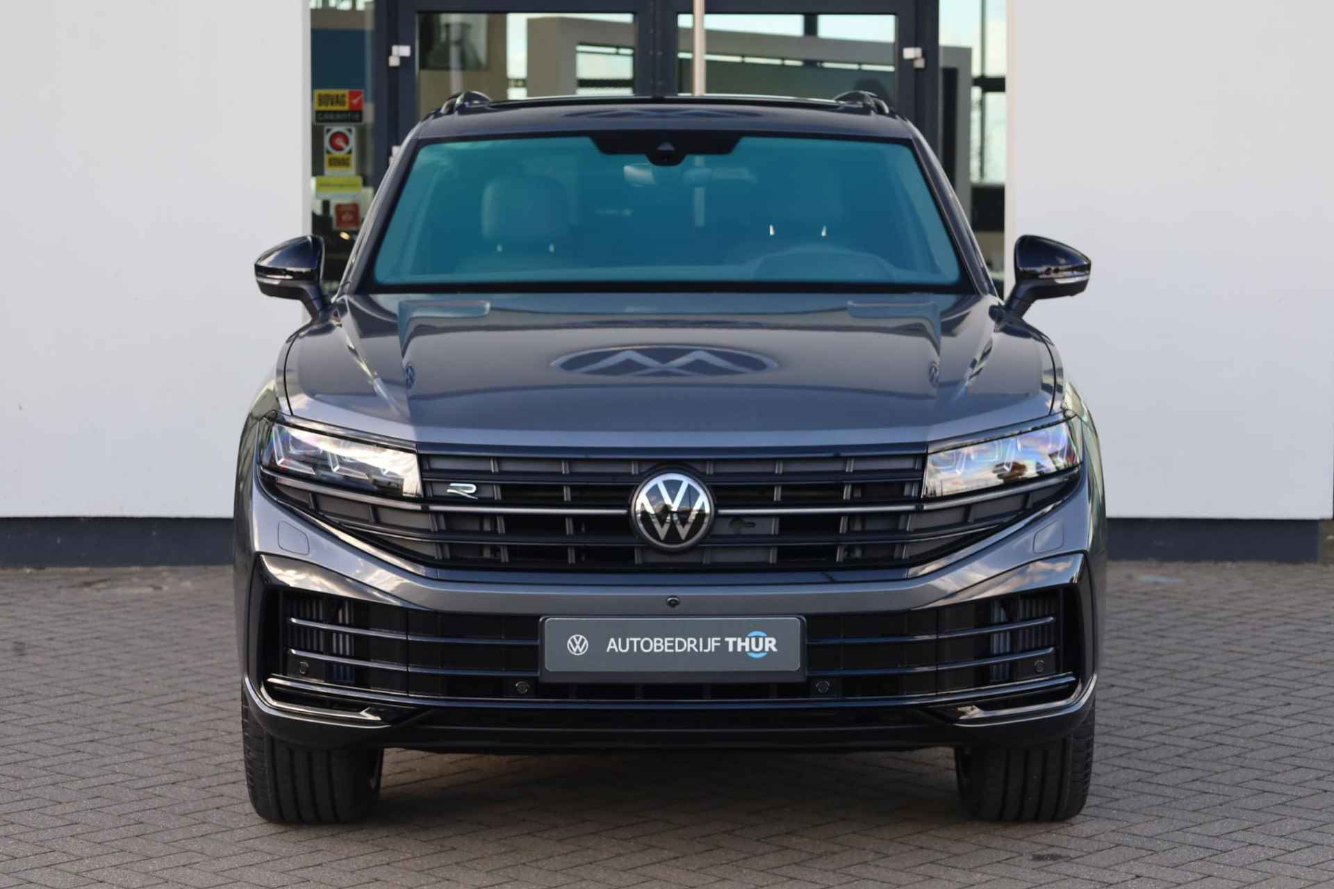 Volkswagen Touareg 3.0 TSi eHybrid 4MOTION R 462PK / 340kW, Rondomzichtcamera, aanpasbare luchtvering, 22" 'Estoril' LMV, Harman & Kardon geluidssysteem, elektrisch wegklapbare trekhaak inclusief trailer assist, servosluiting deuren, 'Puglia Ergo' lederen bekleding R design, nachtzicht assistentie pakket, comfort + multimedia pakket, opberg pakket, extra getint glas 82%, DAB+, heads up display, elektrisch zonnescherm achterruit, elektrisch verstelbare voorstoelen met geheugen, elektrisch verstelbaar stuurwiel met geheugen, verwarmbare voor- en achterstoelen, autonome parkeerfunctie, Apple Carplay / Android Auto, elektrisch glazen panoramadak, adaptieve cruise control (acc), dodehoek sensor (side assist), keyless go & entry, draadloze telefoonlader - 3/55