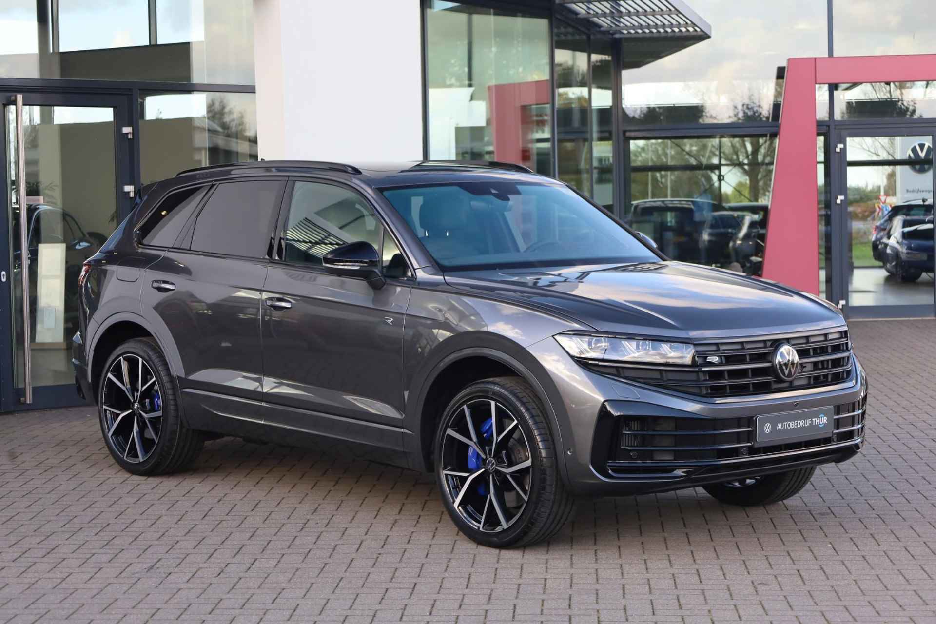 Volkswagen Touareg 3.0 TSi eHybrid 4MOTION R 462PK / 340kW, Rondomzichtcamera, aanpasbare luchtvering, 22" 'Estoril' LMV, Harman & Kardon geluidssysteem, elektrisch wegklapbare trekhaak inclusief trailer assist, servosluiting deuren, 'Puglia Ergo' lederen bekleding R design, nachtzicht assistentie pakket, comfort + multimedia pakket, opberg pakket, extra getint glas 82%, DAB+, heads up display, elektrisch zonnescherm achterruit, elektrisch verstelbare voorstoelen met geheugen, elektrisch verstelbaar stuurwiel met geheugen, verwarmbare voor- en achterstoelen, autonome parkeerfunctie, Apple Carplay / Android Auto, elektrisch glazen panoramadak, adaptieve cruise control (acc), dodehoek sensor (side assist), keyless go & entry, draadloze telefoonlader - 5/55