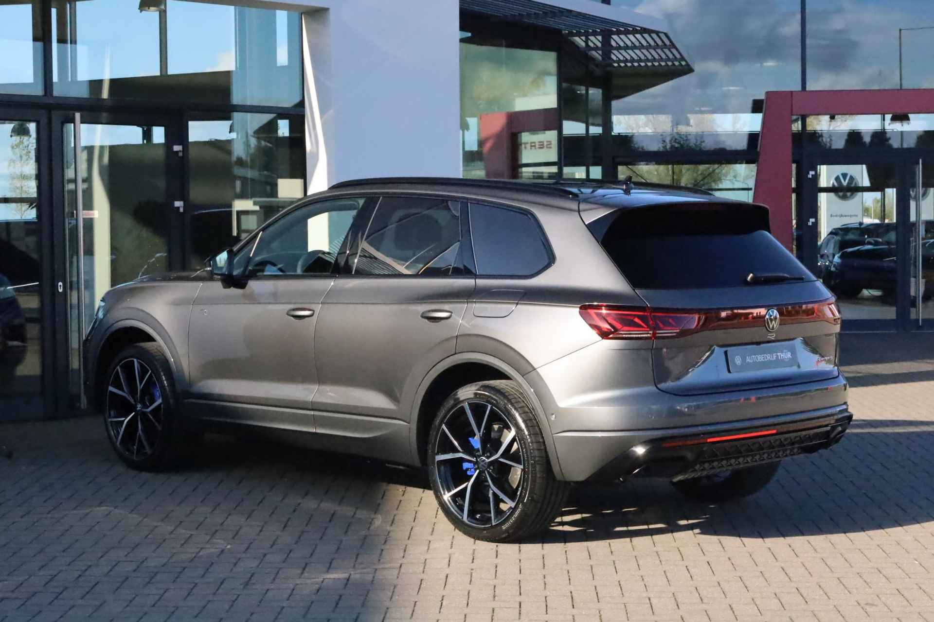 Volkswagen Touareg 3.0 TSi eHybrid 4MOTION R 462PK / 340kW, Rondomzichtcamera, aanpasbare luchtvering, 22" 'Estoril' LMV, Harman & Kardon geluidssysteem, elektrisch wegklapbare trekhaak inclusief trailer assist, servosluiting deuren, 'Puglia Ergo' lederen bekleding R design, nachtzicht assistentie pakket, comfort + multimedia pakket, opberg pakket, extra getint glas 82%, DAB+, heads up display, elektrisch zonnescherm achterruit, elektrisch verstelbare voorstoelen met geheugen, elektrisch verstelbaar stuurwiel met geheugen, verwarmbare voor- en achterstoelen, autonome parkeerfunctie, Apple Carplay / Android Auto, elektrisch glazen panoramadak, adaptieve cruise control (acc), dodehoek sensor (side assist), keyless go & entry, draadloze telefoonlader - 6/55