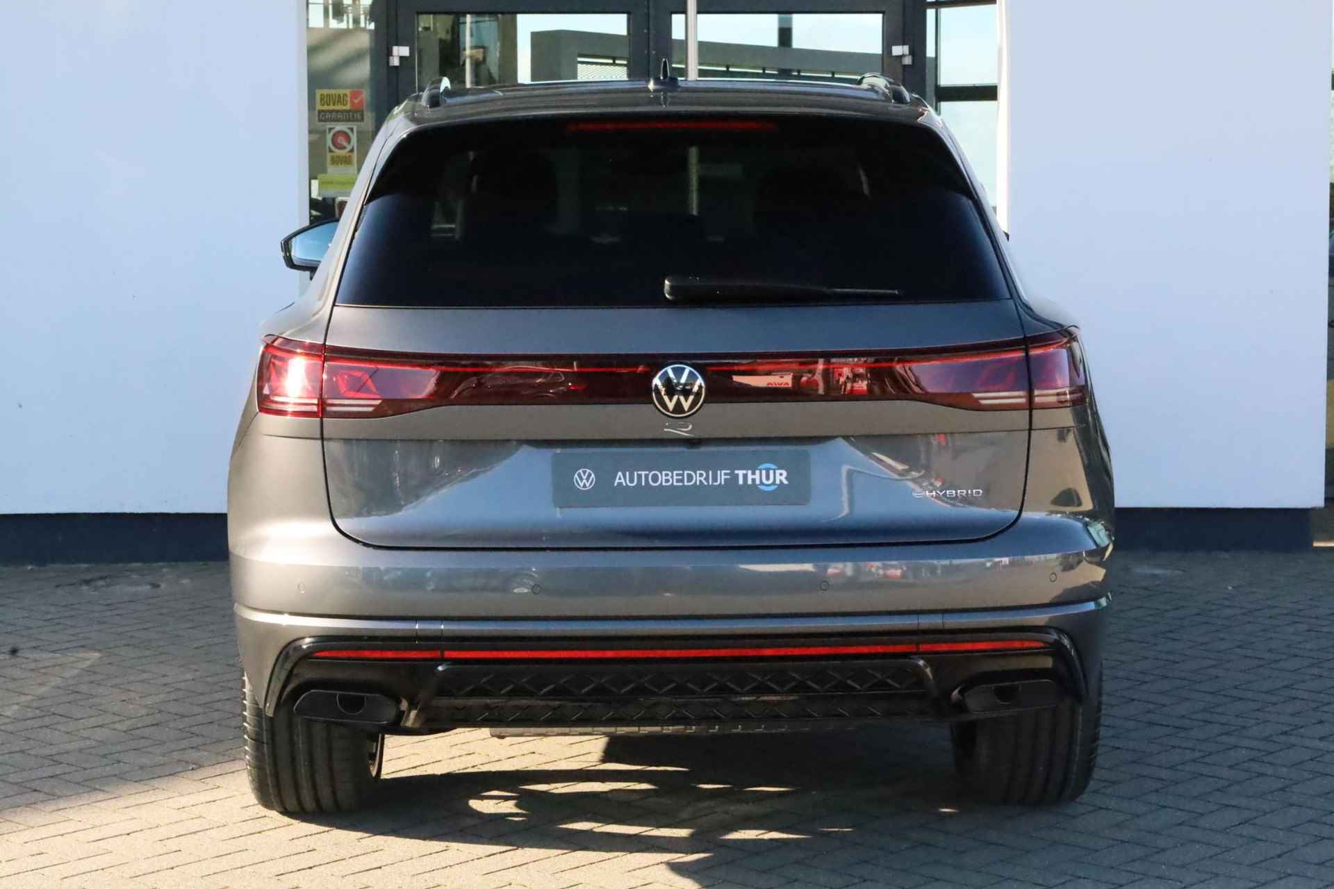 Volkswagen Touareg 3.0 TSi eHybrid 4MOTION R 462PK / 340kW, Rondomzichtcamera, aanpasbare luchtvering, 22" 'Estoril' LMV, Harman & Kardon geluidssysteem, elektrisch wegklapbare trekhaak inclusief trailer assist, servosluiting deuren, 'Puglia Ergo' lederen bekleding R design, nachtzicht assistentie pakket, comfort + multimedia pakket, opberg pakket, extra getint glas 82%, DAB+, heads up display, elektrisch zonnescherm achterruit, elektrisch verstelbare voorstoelen met geheugen, elektrisch verstelbaar stuurwiel met geheugen, verwarmbare voor- en achterstoelen, autonome parkeerfunctie, Apple Carplay / Android Auto, elektrisch glazen panoramadak, adaptieve cruise control (acc), dodehoek sensor (side assist), keyless go & entry, draadloze telefoonlader - 7/55