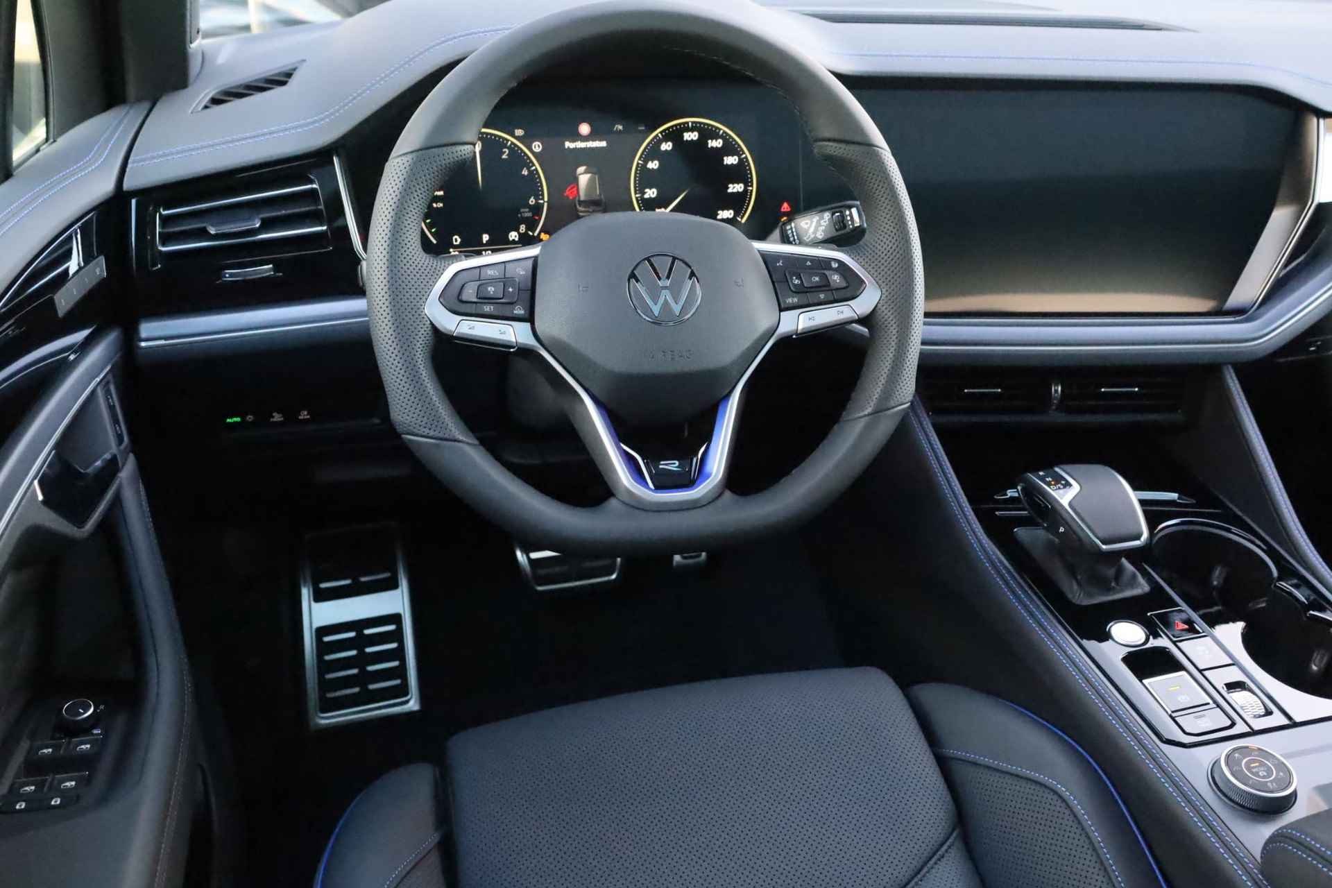 Volkswagen Touareg 3.0 TSi eHybrid 4MOTION R 462PK / 340kW, Rondomzichtcamera, aanpasbare luchtvering, 22" 'Estoril' LMV, Harman & Kardon geluidssysteem, elektrisch wegklapbare trekhaak inclusief trailer assist, servosluiting deuren, 'Puglia Ergo' lederen bekleding R design, nachtzicht assistentie pakket, comfort + multimedia pakket, opberg pakket, extra getint glas 82%, DAB+, heads up display, elektrisch zonnescherm achterruit, elektrisch verstelbare voorstoelen met geheugen, elektrisch verstelbaar stuurwiel met geheugen, verwarmbare voor- en achterstoelen, autonome parkeerfunctie, Apple Carplay / Android Auto, elektrisch glazen panoramadak, adaptieve cruise control (acc), dodehoek sensor (side assist), keyless go & entry, draadloze telefoonlader - 26/55